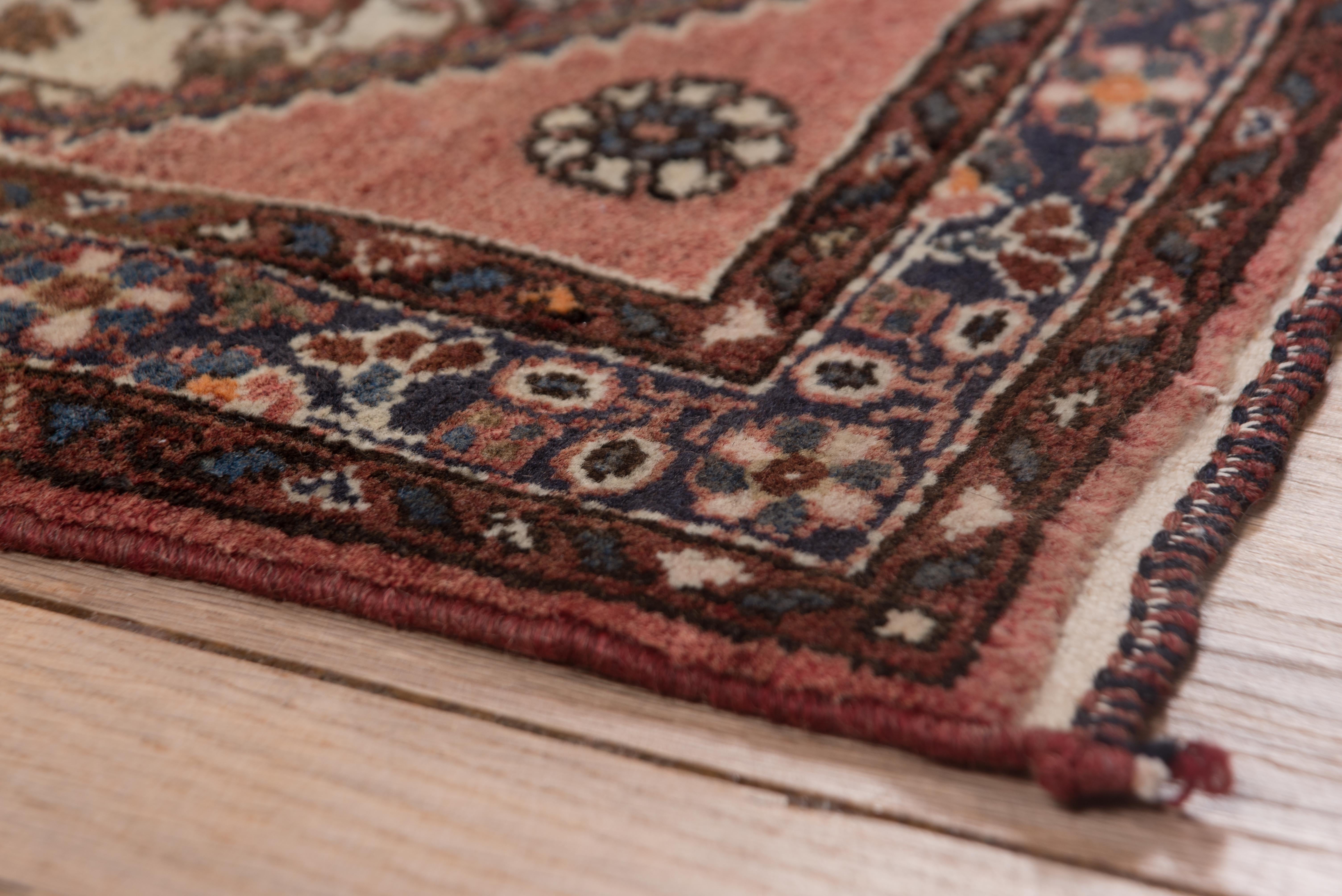 Dieser Malayer-Teppich (2,9 x 4,1) ist ein schönes Beispiel für persische Handwerkskunst, mit komplizierten Blumenmotiven und präzisen Details. Seine kompakte Größe macht ihn zu einer vielseitigen Ergänzung für eine Vielzahl von Räumen, von einer