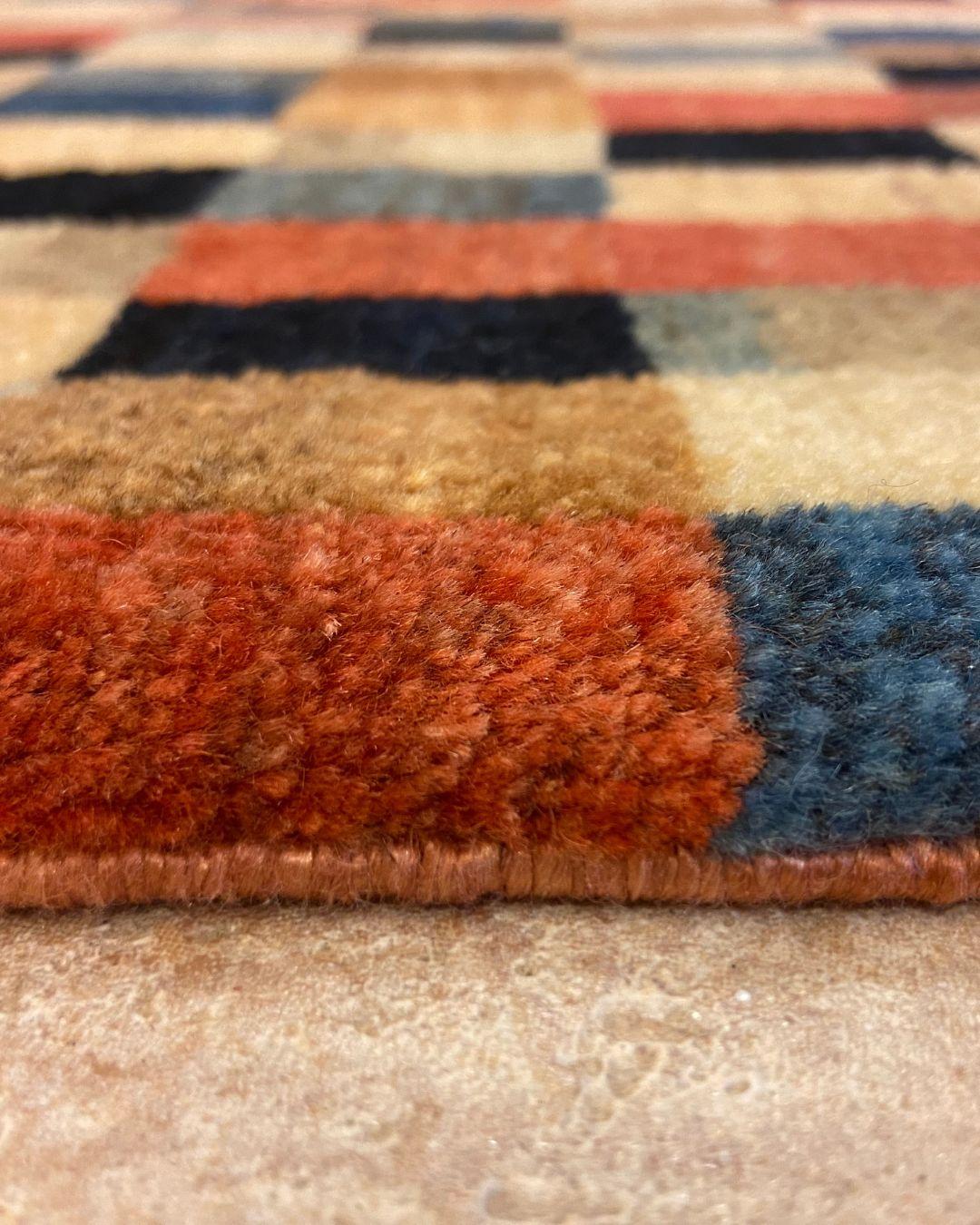 Perserteppich, organische pflanzengefärbte Wolle, Multicolor Geometrisch, 2′5″ × 2′6″ im Zustand „Neu“ im Angebot in New York, NY