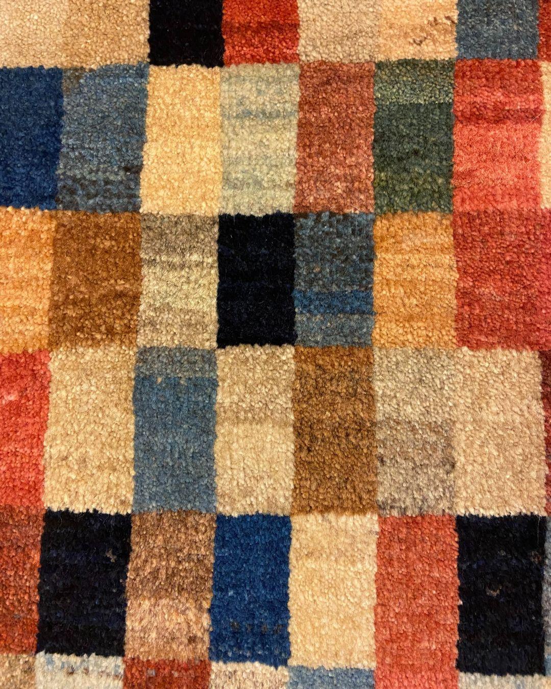 Perserteppich, organische pflanzengefärbte Wolle, Multicolor Geometrisch, 2′5″ × 2′6″ (21. Jahrhundert und zeitgenössisch) im Angebot