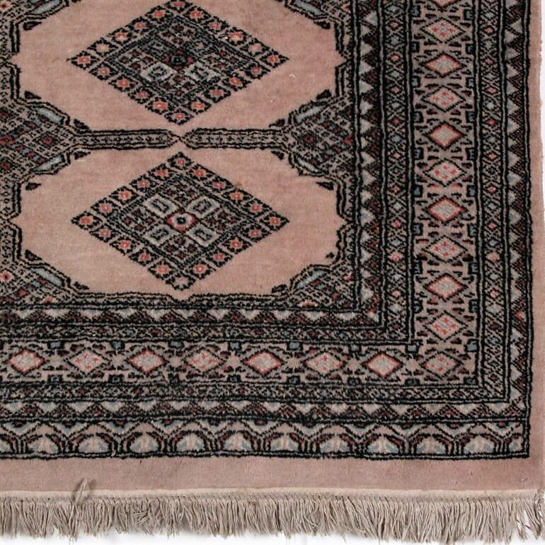Tappeto persiano vintage dai toni caldi con disegno a forma di diamante.