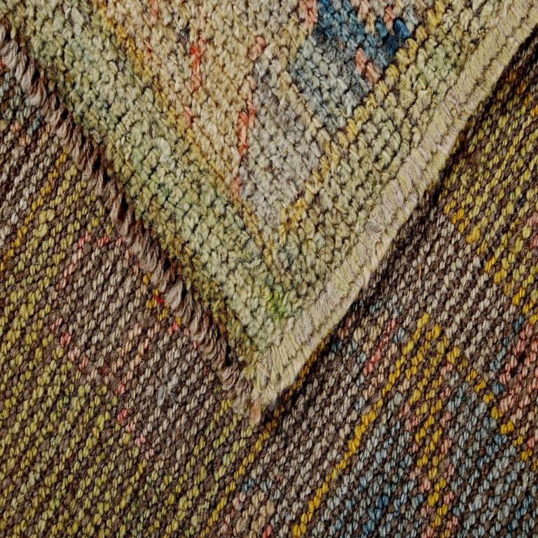 Entdecken Sie die Eleganz des persischen Artikels mit dem Läufer von CIRCA 1990. Dieses exklusive Design aus Wolle und BlauGrünRotGelb ist perfekt, um Ihren Raum zu verschönern.