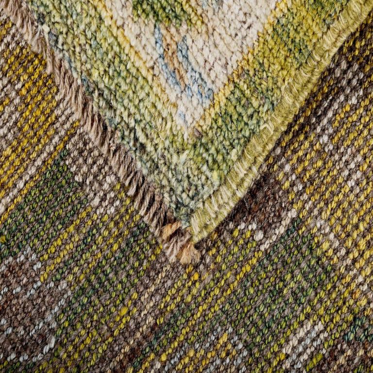 Découvrez l'élégance d'un article persan présentant un tapis de course datant de 1990. Conçu avec de la laine et du bleu-vert-jaune, ce design exclusif est parfait pour mettre en valeur votre espace.
