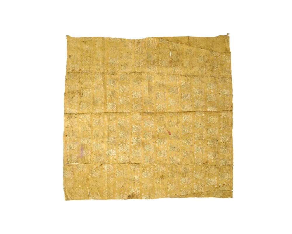 Textile antique brodé à la main de la dynastie persane iranienne Safavide. Le textile est décoré de motifs floraux tissés à la main sur un fond beige. Circa : 17ème siècle. La dynastie des Safavides, qui a régné sur la Perse du début du XVIe au