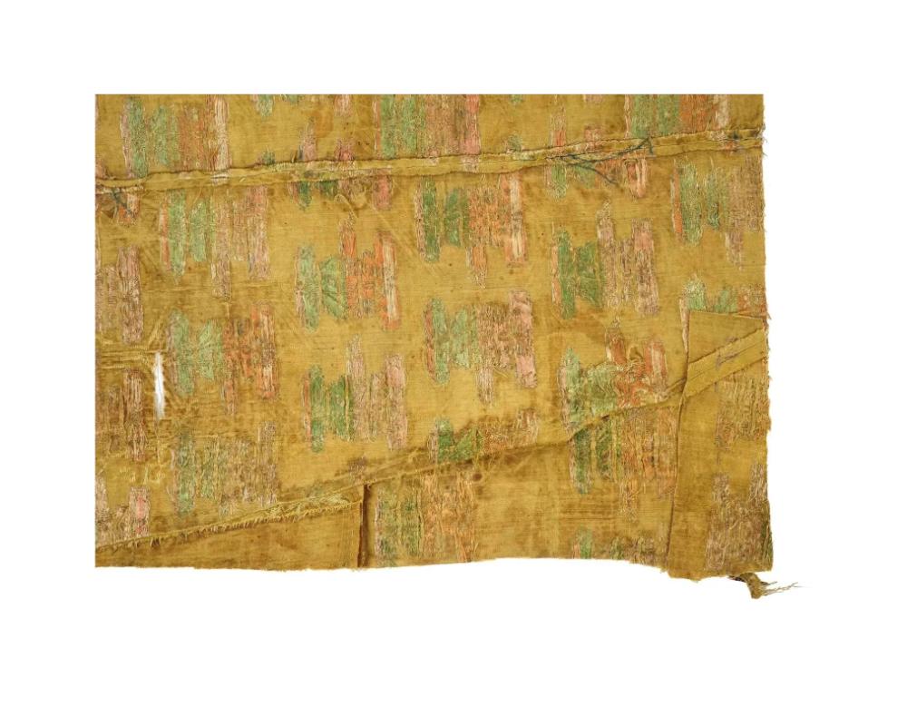 XVIIIe siècle et antérieur Textile persan safavide tissé à la main vers le 17ème siècle en vente