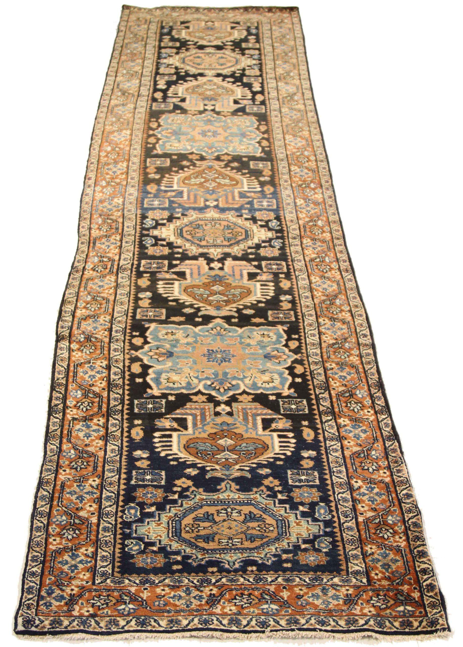 Entdecken Sie die Eleganz der persischen Saison mit dem Läufer von CIRCA 1880. Dieses exklusive Design aus Wolle und Schwarz-Elfenbein-Rot ist perfekt, um Ihren Raum aufzuwerten.
