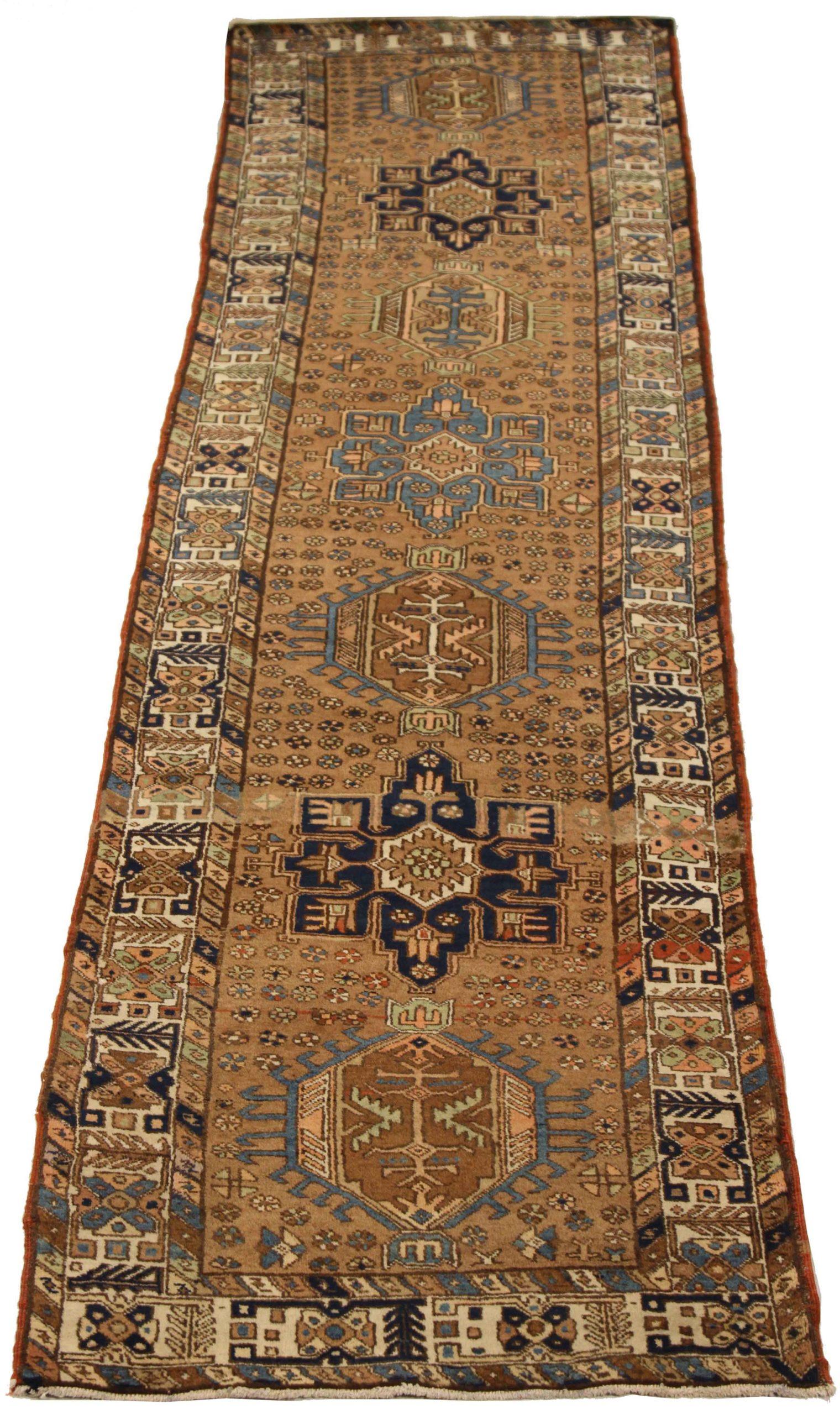 Entdecken Sie die Eleganz der persischen Saison mit dem Läufer von CIRCA 1880. Dieses exklusive Design aus Wolle und BlauBraunElfenbein ist perfekt, um Ihren Raum zu verschönern.