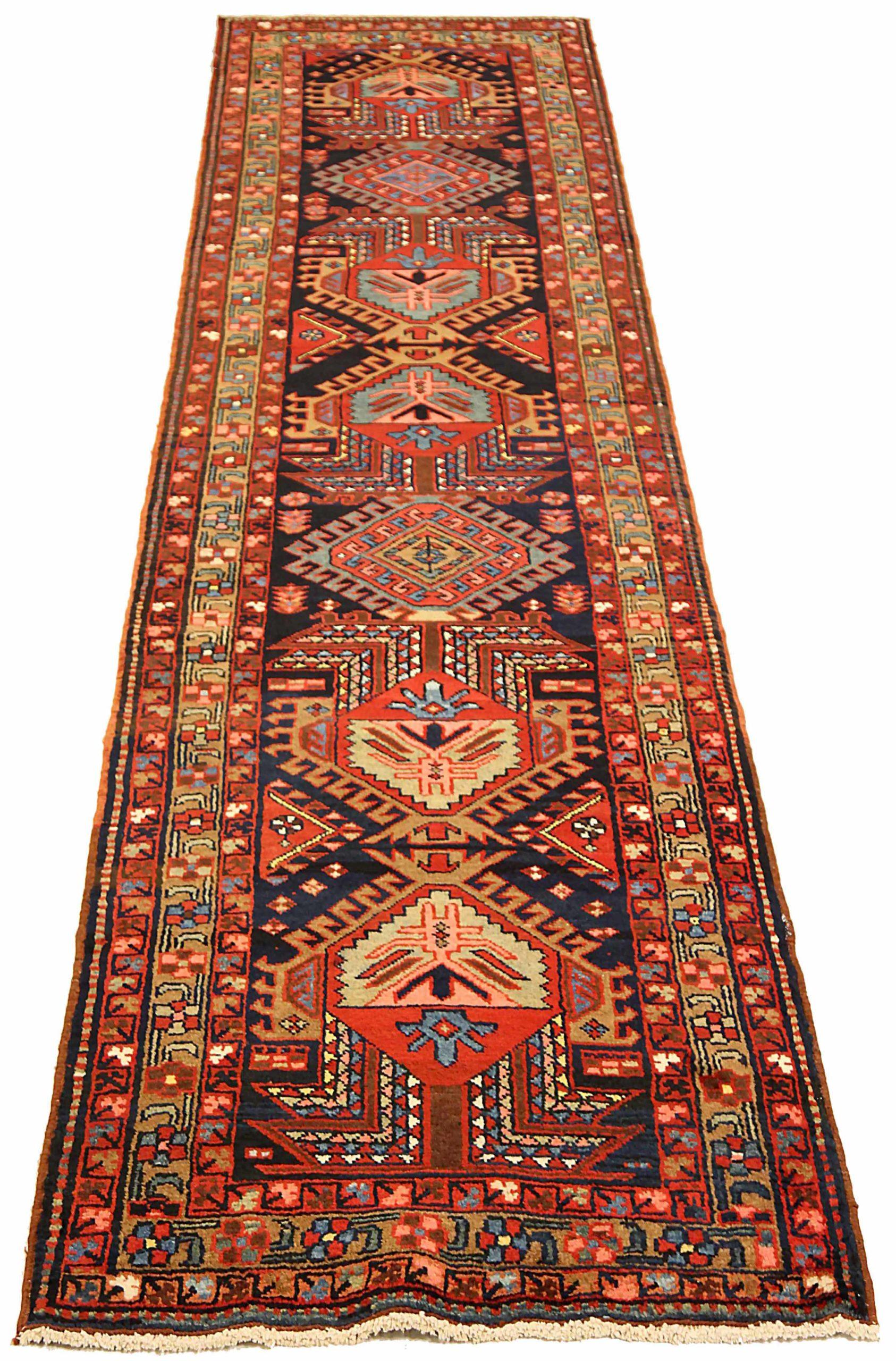 Découvrez l'élégance du tapis Persian Saison featuring Runner Rug en Circa 1880. Conçu avec de la laine et du bleuNavyRedYellow, ce design exclusif est parfait pour mettre en valeur votre espace.