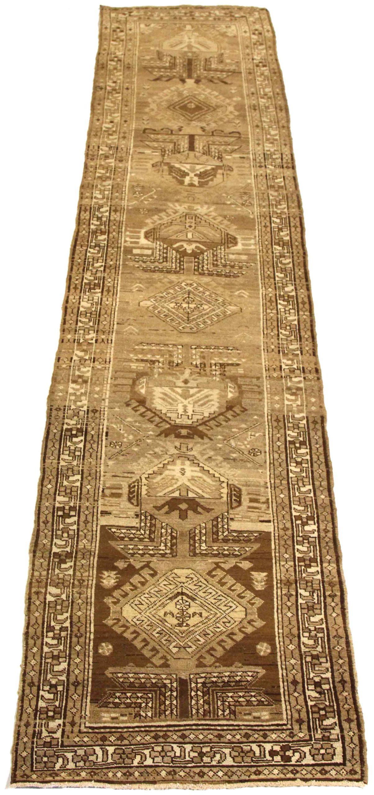 Scopri l'eleganza del tappeto Persian Saison, caratterizzato da Runner Rug di CIRCA 1880. Progettato con lana e marrone-avorio-tortora, questo design esclusivo è perfetto per valorizzare il tuo spazio.