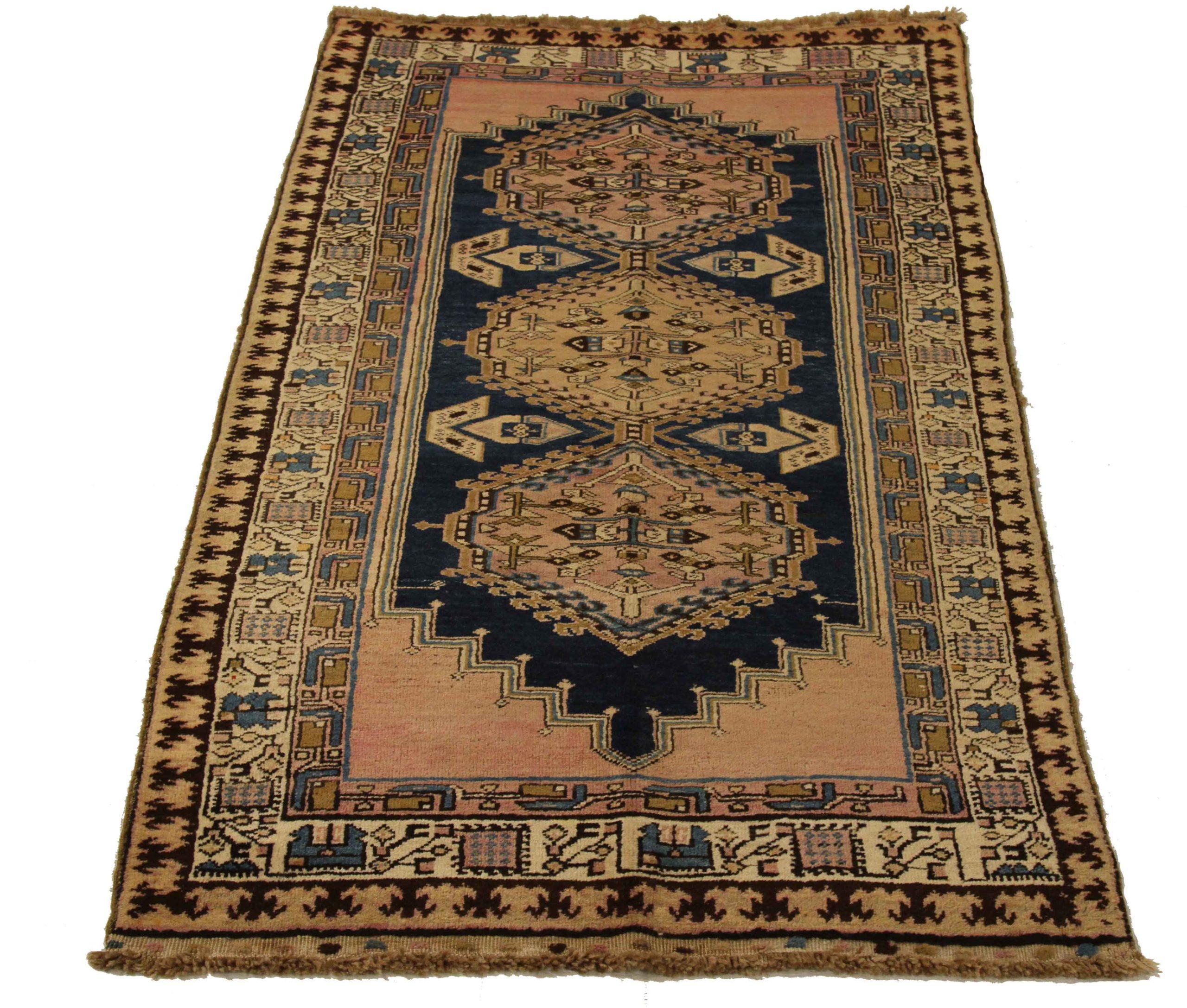 Entdecken Sie die Eleganz des persischen Sarab mit seinen um 1880 gefertigten Teppichen. Dieses exklusive Design, das mit viel Liebe zum Detail entworfen wurde, ist perfekt, um Ihren Raum zu verschönern.