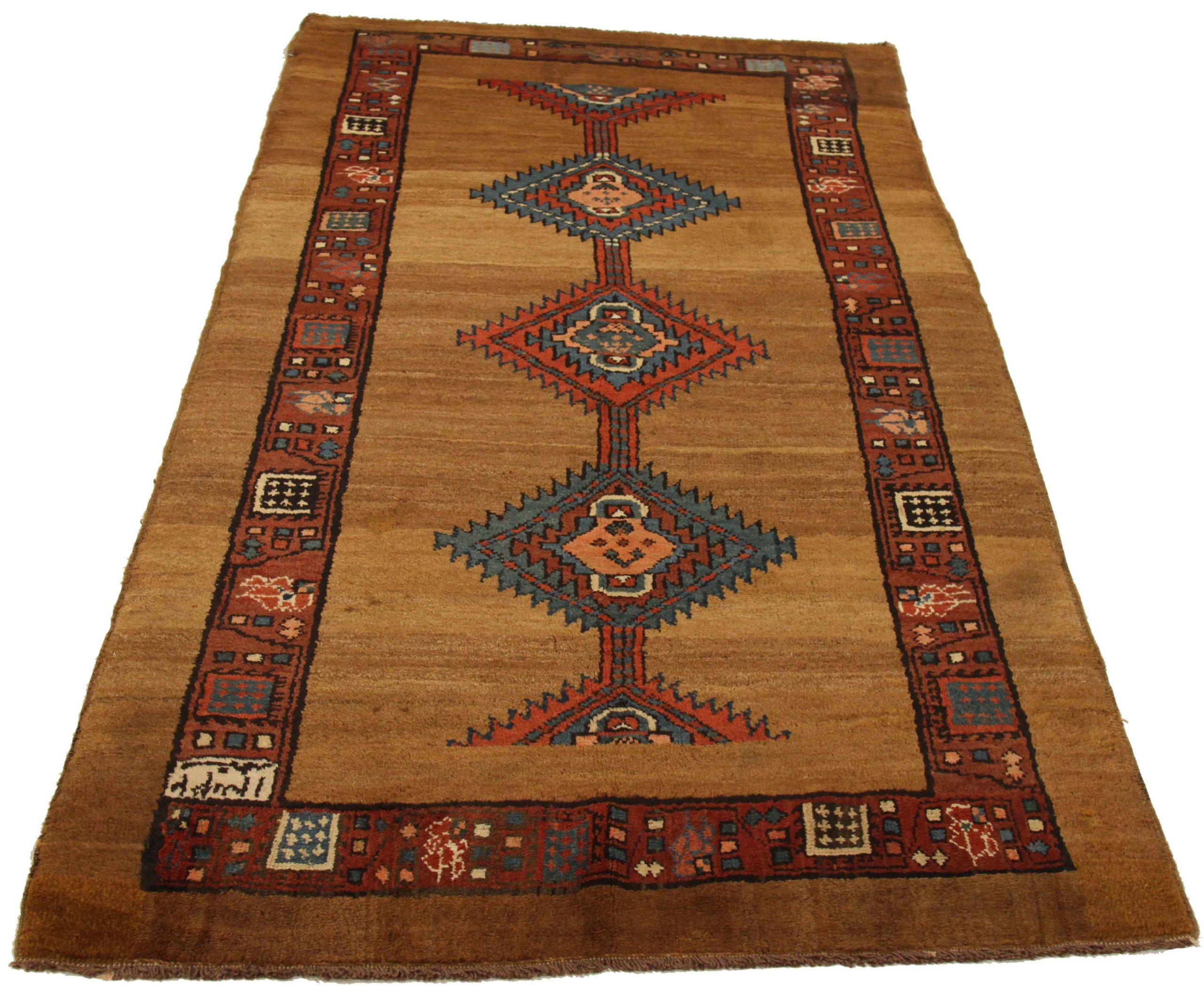 Scopri l'eleganza dei tappeti persiani Sarab, caratterizzati da tappeti d'area CIRCA 1880. Progettato con una meticolosa attenzione ai dettagli, questo design esclusivo è perfetto per valorizzare il tuo spazio.