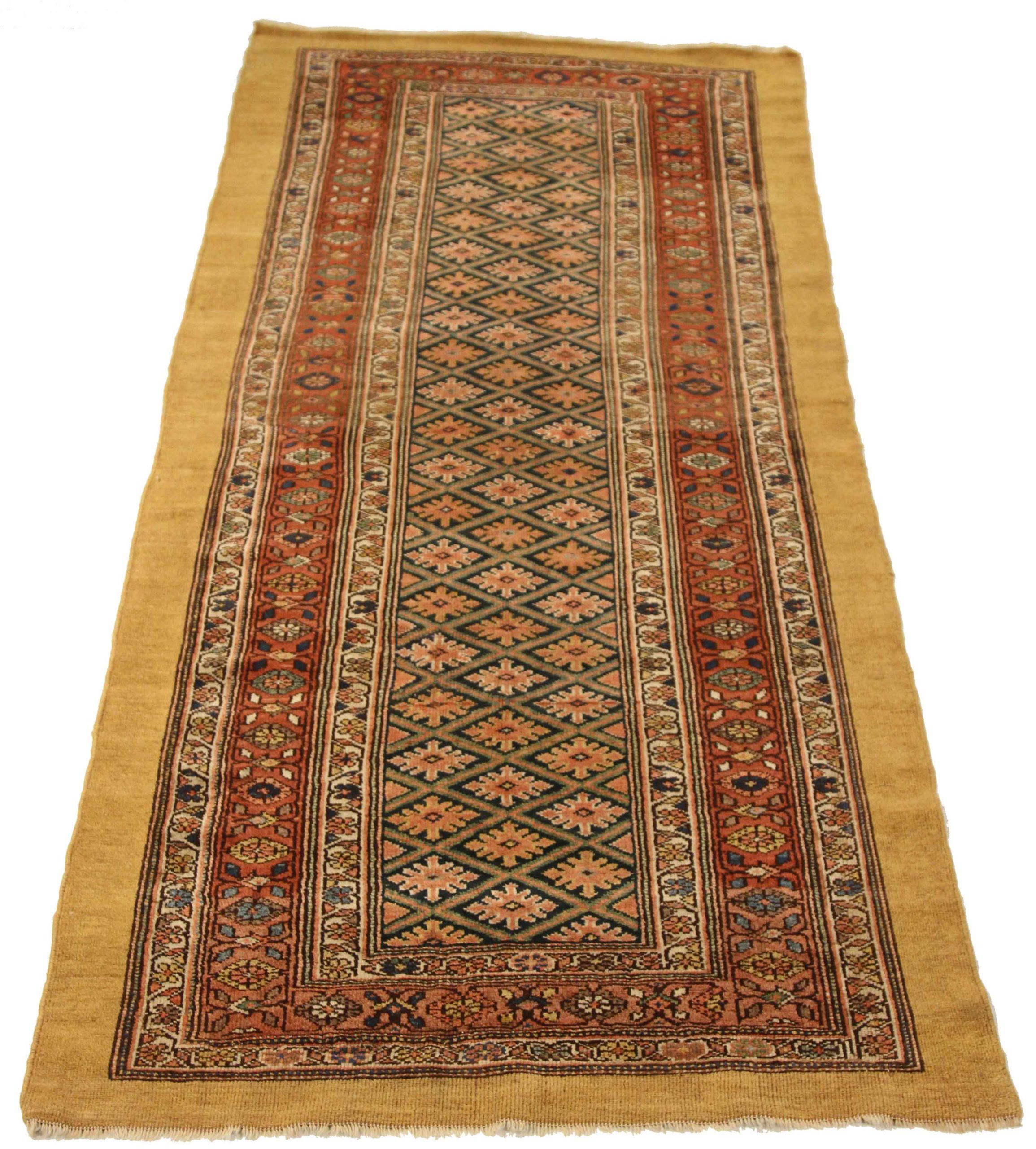 Scopri l'eleganza dei tappeti persiani Sarab. Progettato con una meticolosa attenzione ai dettagli, questo design esclusivo è perfetto per valorizzare il tuo spazio.