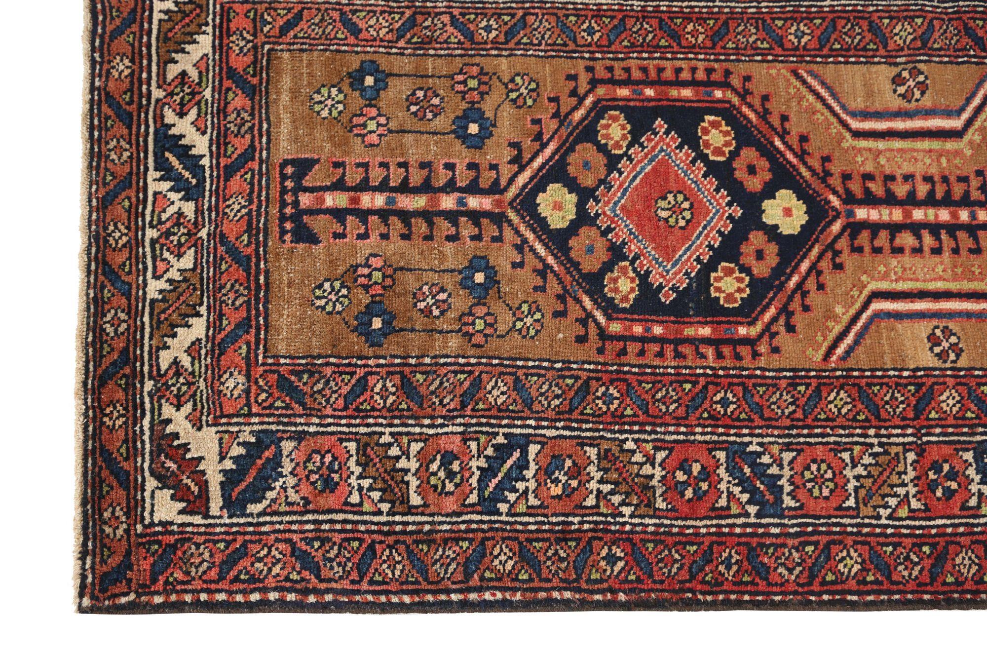 Scopri l'eleganza dei tappeti persiani Sarab, caratterizzati da tappeti d'area CIRCA 1910. Progettato con lana e BrownRed, questo design esclusivo è perfetto per valorizzare il tuo spazio.
