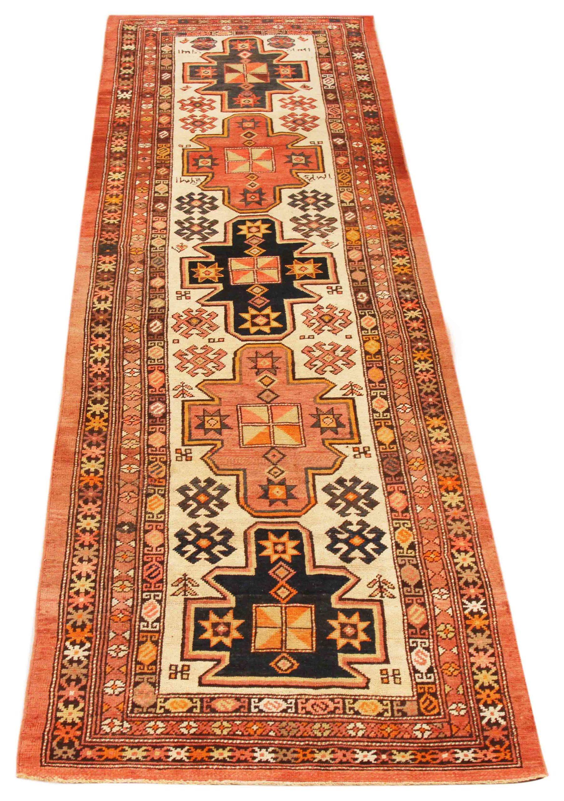 Scopri l'eleganza del Sarab persiano, caratterizzato da una splendida lavorazione artigianale. Progettato con una meticolosa attenzione ai dettagli, questo design esclusivo è perfetto per valorizzare il tuo spazio.