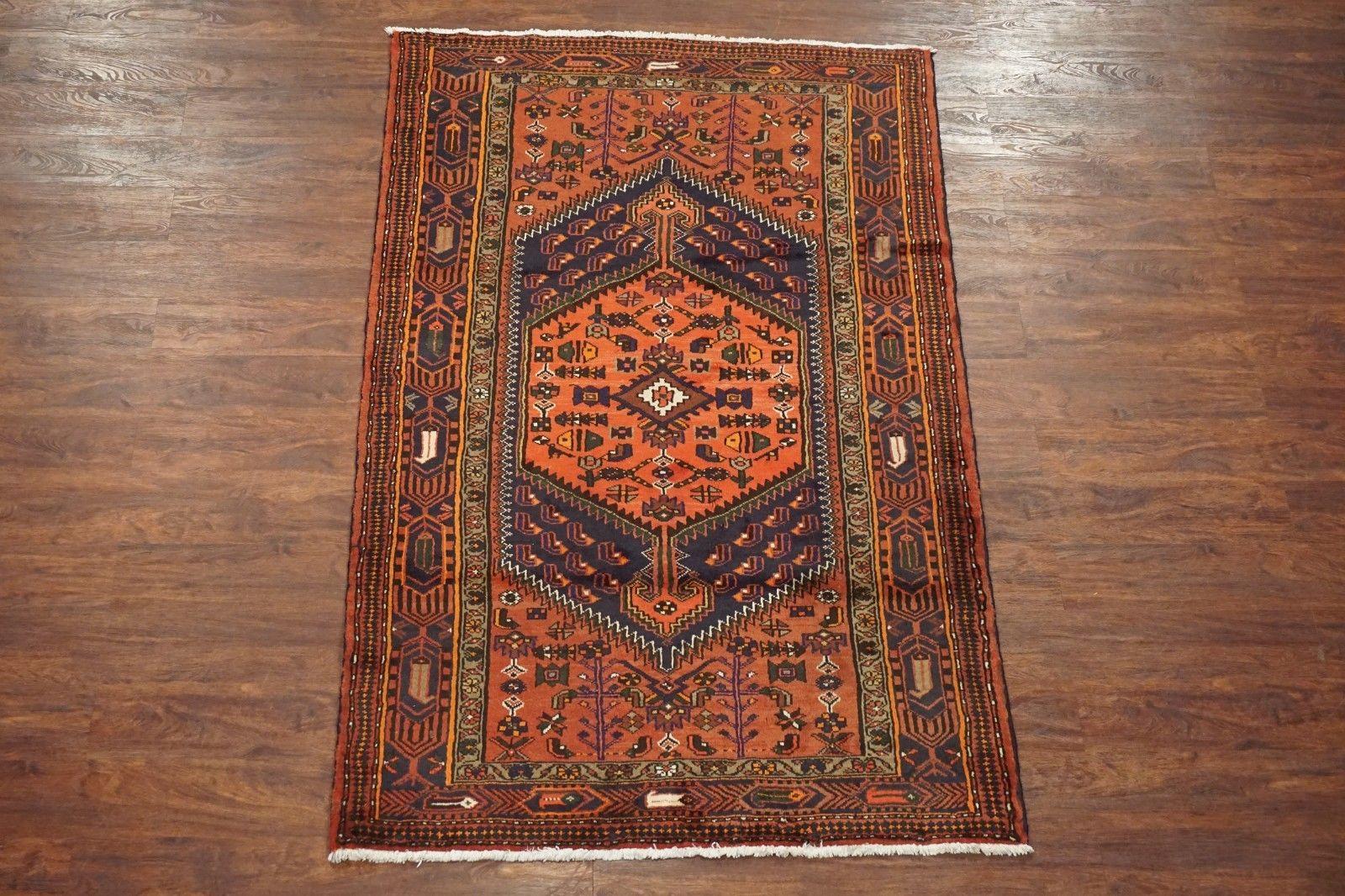 Persian Sarab area rug with bird design,

circa 1940.

Measures: 4' 1