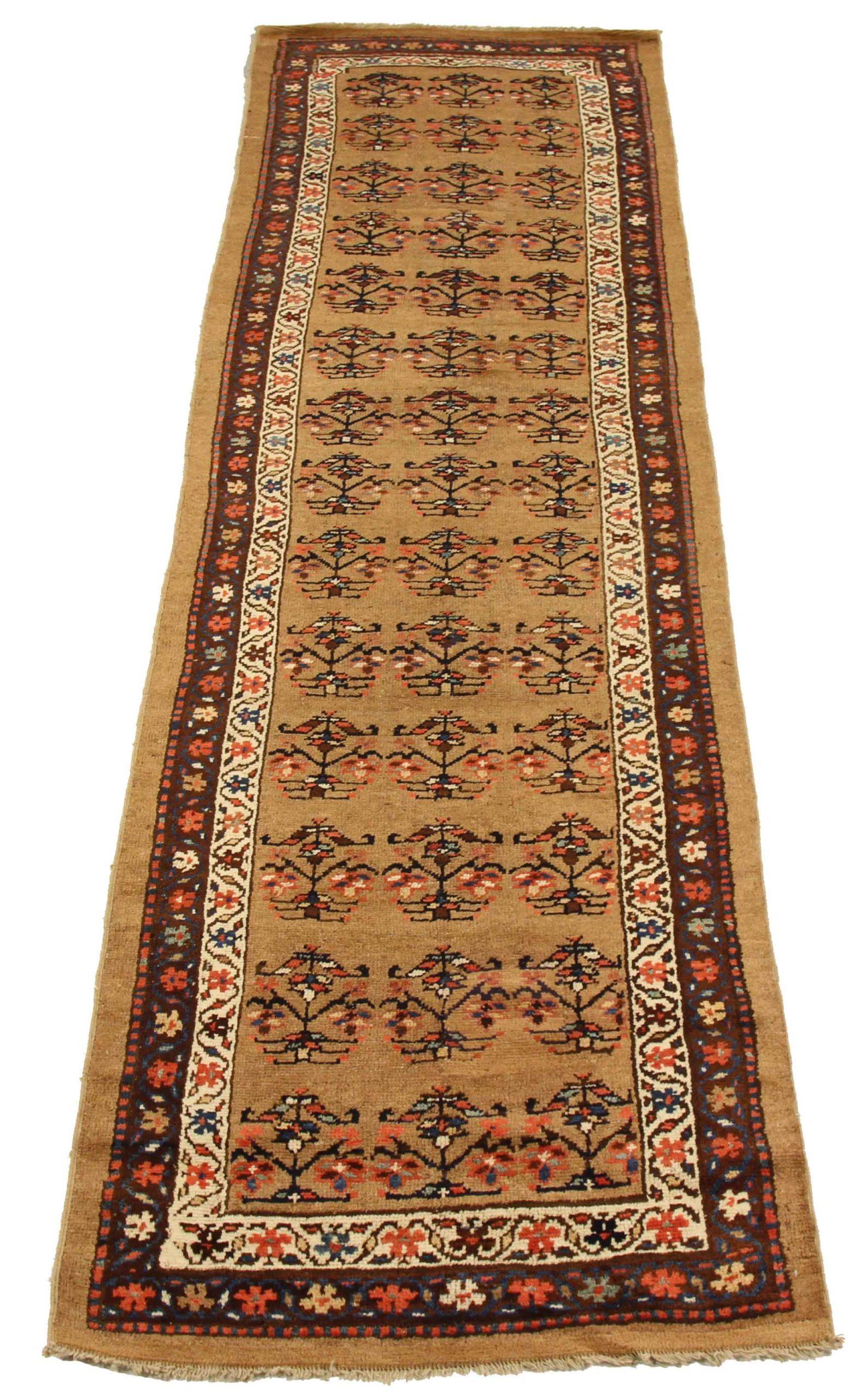 Scopri l'eleganza del tappeto persiano Sarab con caratteristiche Runner, risalente al 1880. Progettato con una meticolosa attenzione ai dettagli, questo design esclusivo è perfetto per valorizzare il tuo spazio.
