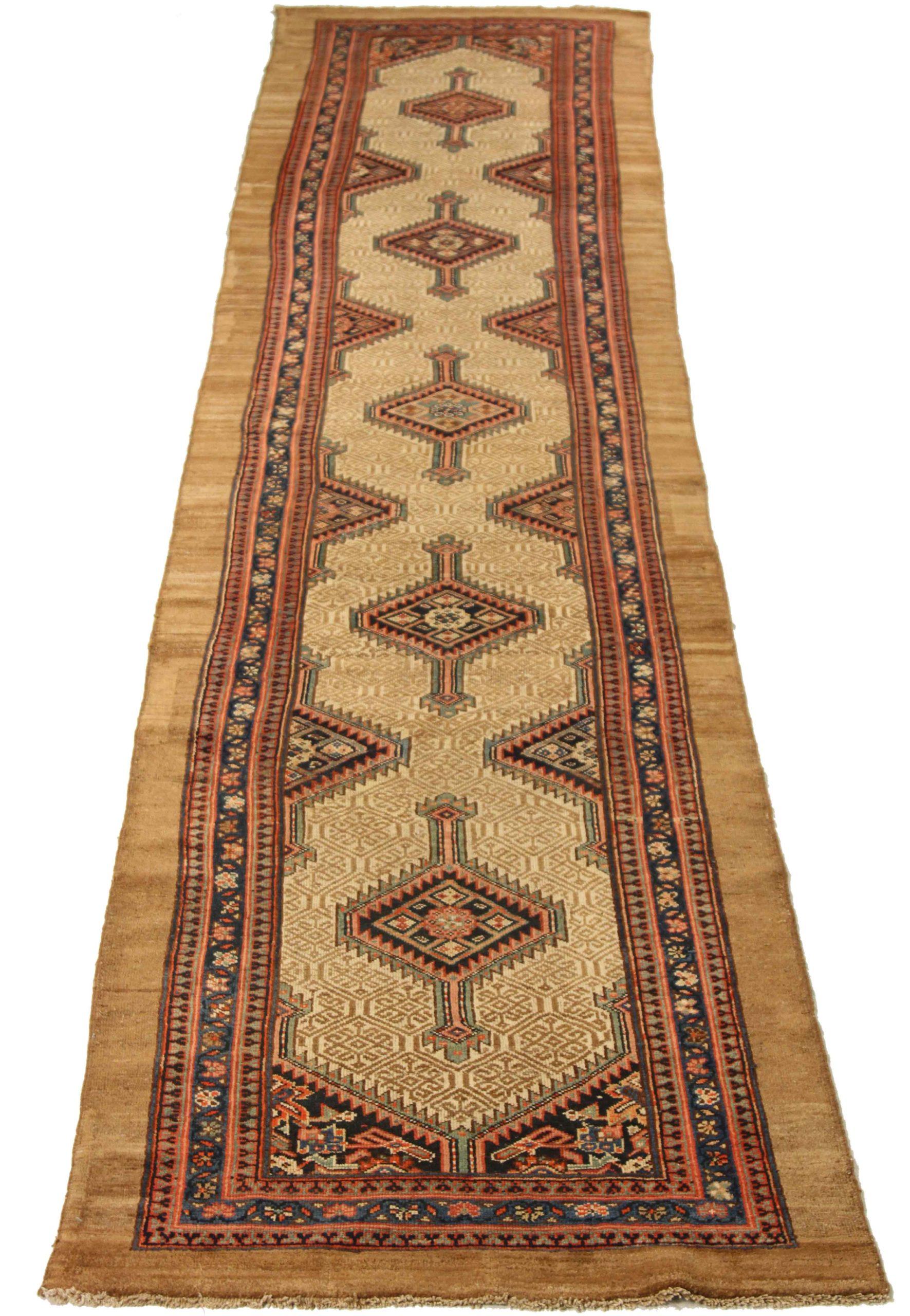 Entdecken Sie die Eleganz des persischen Sarab mit dem Läufer von CIRCA 1880. Dieses exklusive Design, das mit viel Liebe zum Detail entworfen wurde, ist perfekt, um Ihren Raum zu verschönern.