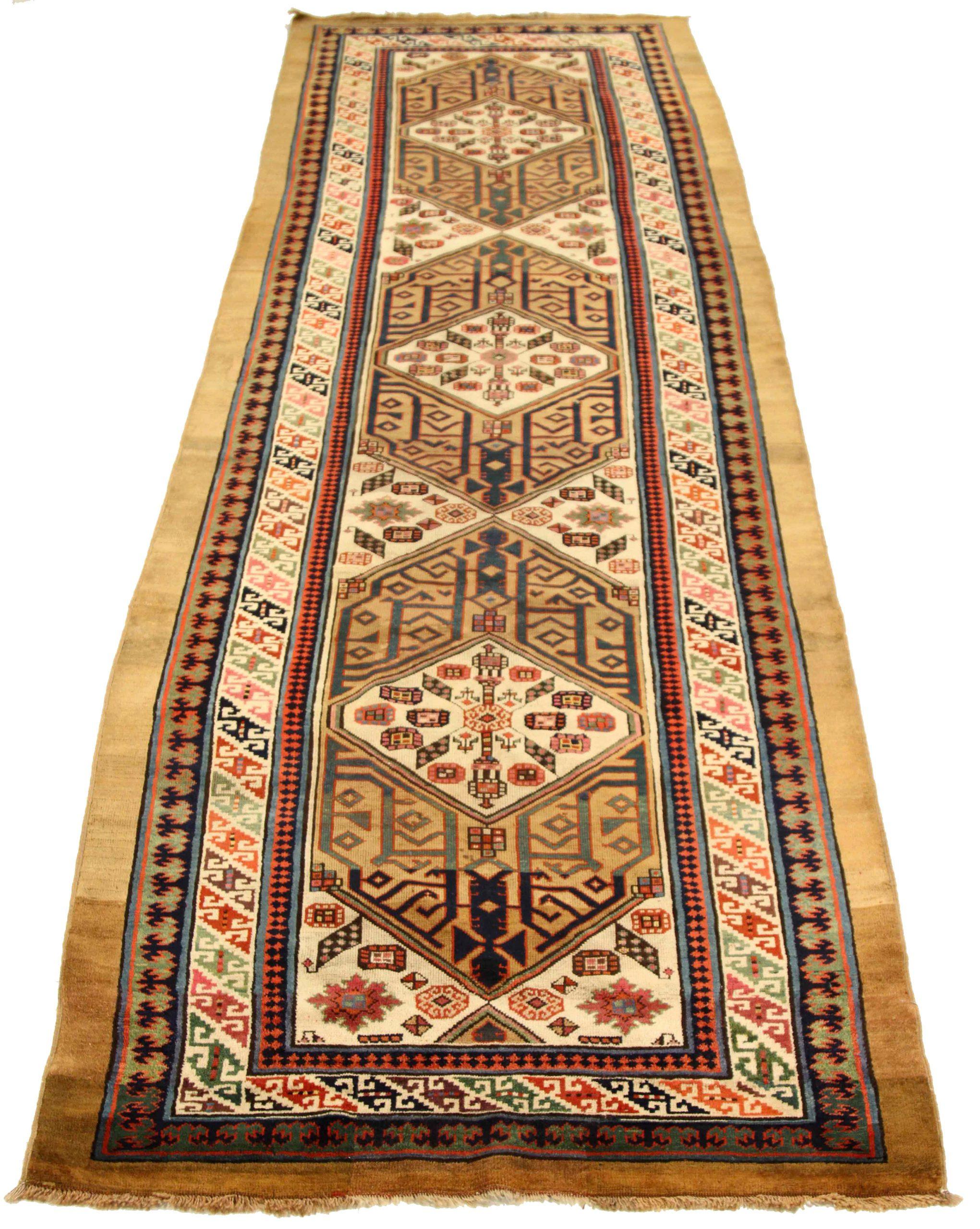 Entdecken Sie die Eleganz des persischen Sarab mit dem Läufer von CIRCA 1880. Dieses exklusive Design, das mit viel Liebe zum Detail entworfen wurde, ist perfekt, um Ihren Raum zu verschönern.