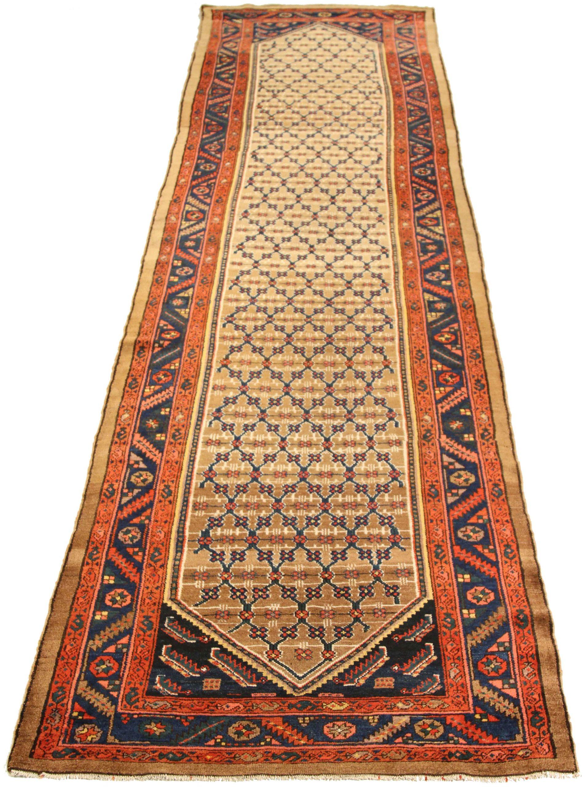 Entdecken Sie die Eleganz des persischen Sarab mit dem Läufer von CIRCA 1880. Dieses exklusive Design, das mit viel Liebe zum Detail entworfen wurde, ist perfekt, um Ihren Raum zu verschönern.