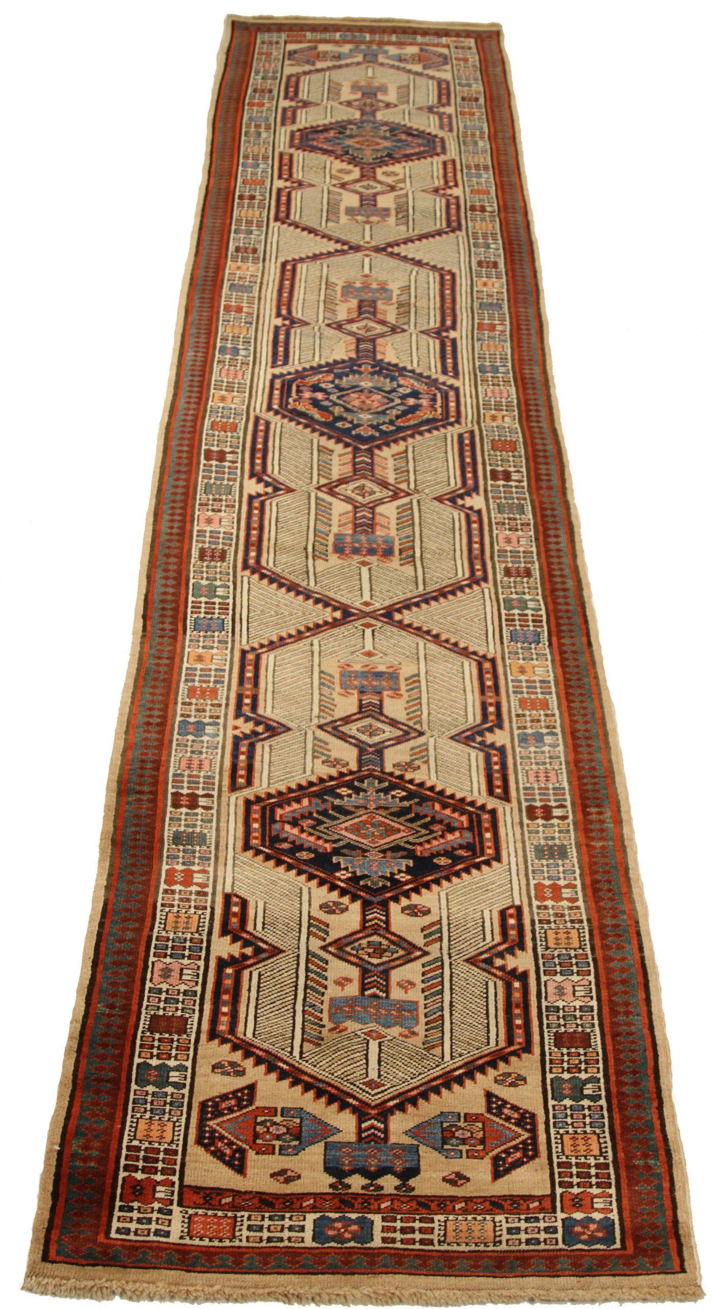 Descubre la elegancia de la alfombra persa Sarab de Circa 1880. Diseñado con meticulosa atención al detalle, este diseño exclusivo es perfecto para realzar tu espacio.