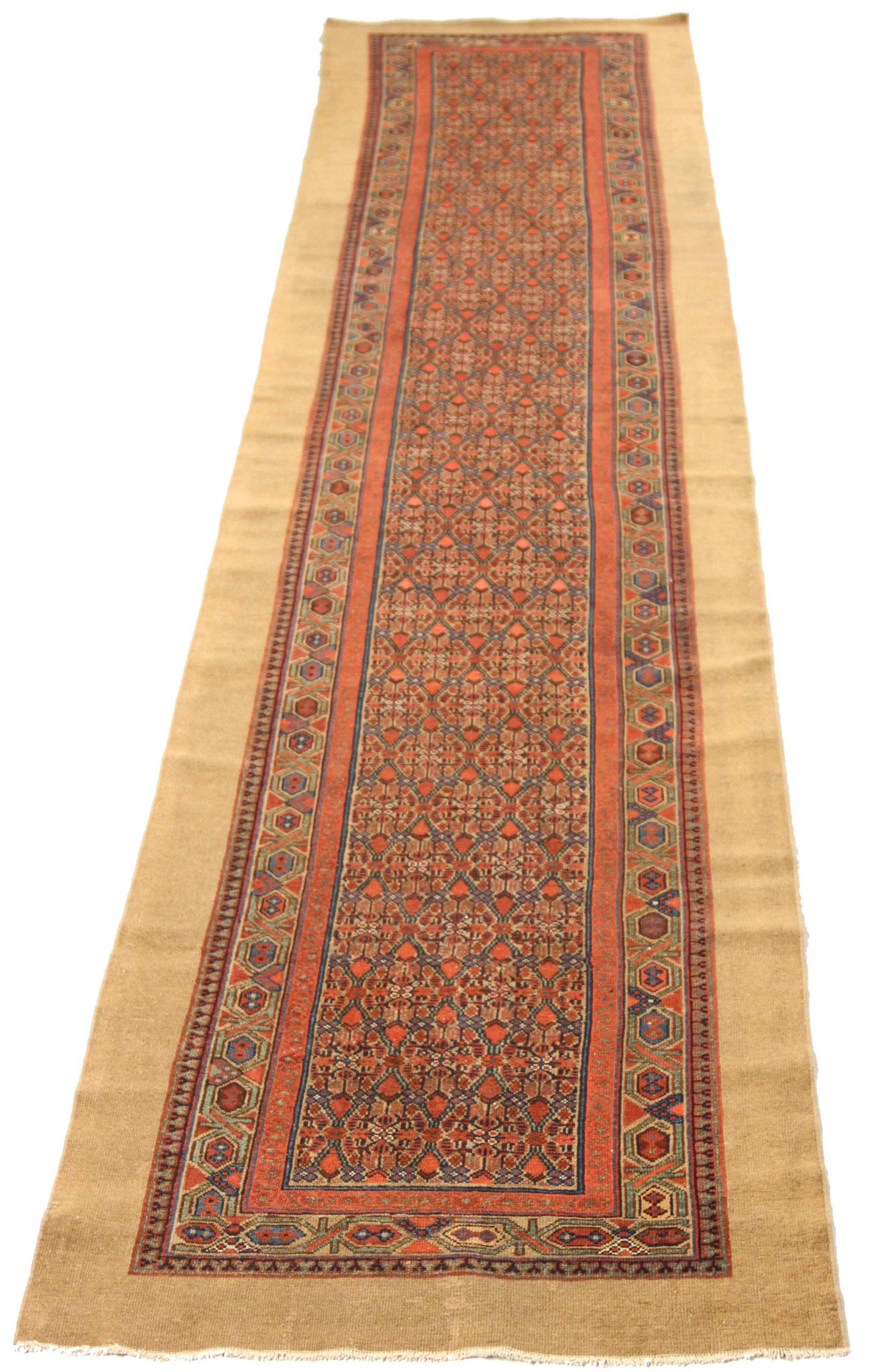 Entdecken Sie die Eleganz des persischen Sarab mit dem Läufer von CIRCA 1880. Dieses exklusive Design, das mit viel Liebe zum Detail entworfen wurde, ist perfekt, um Ihren Raum zu verschönern.