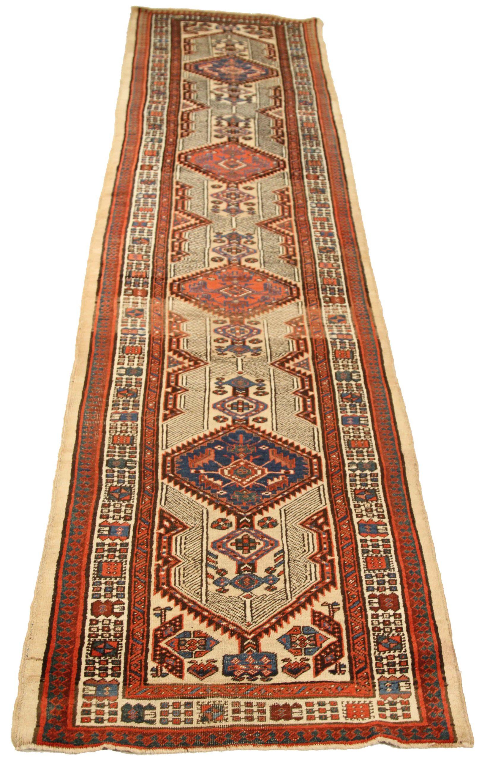 Entdecken Sie die Eleganz des persischen Sarab mit dem Läufer von CIRCA 1880. Dieses exklusive Design, das mit viel Liebe zum Detail entworfen wurde, ist perfekt, um Ihren Raum zu verschönern.