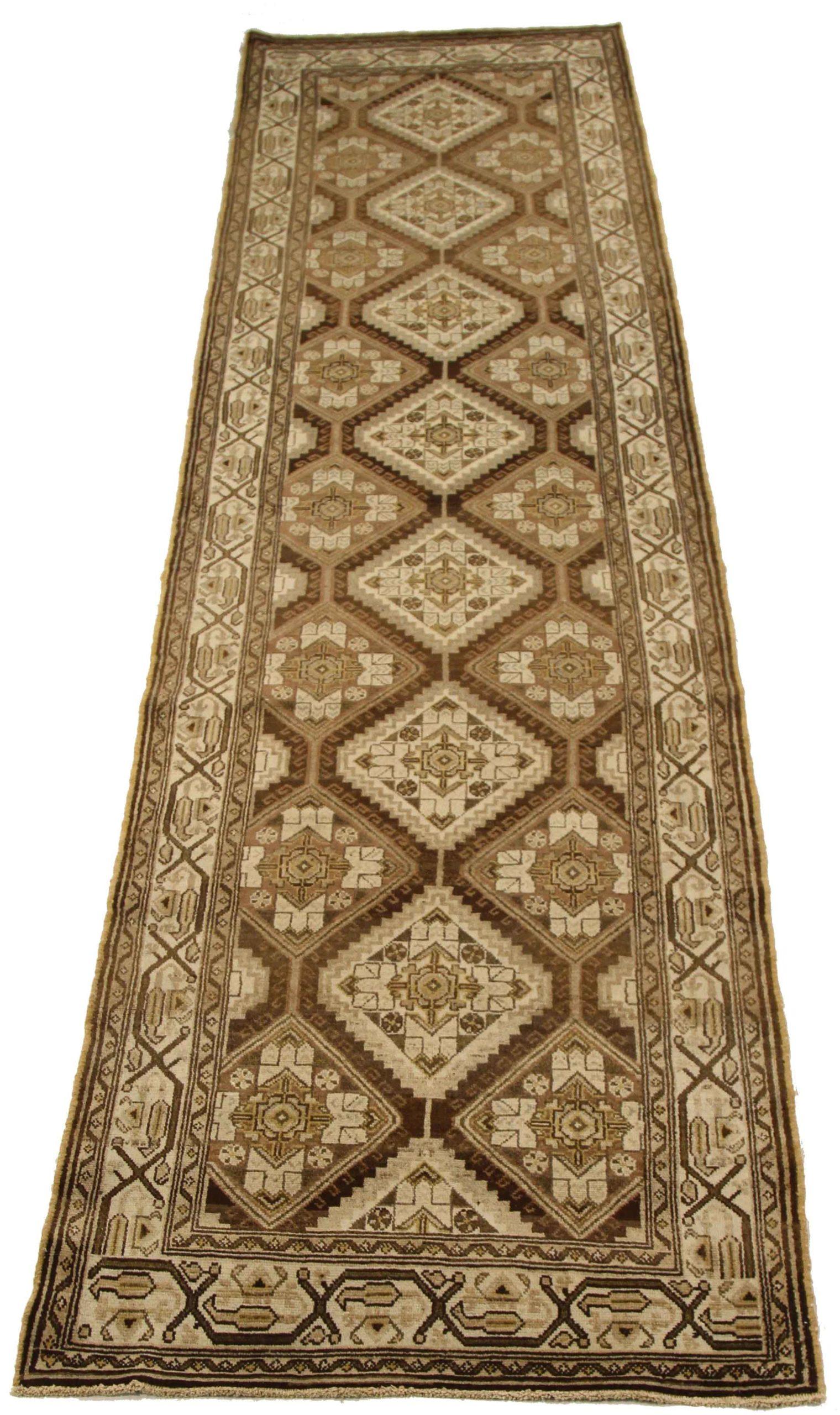 Entdecken Sie die Eleganz des persischen Sarab mit dem Läufer von CIRCA 1880. Dieses exklusive Design, das mit viel Liebe zum Detail entworfen wurde, ist perfekt, um Ihren Raum zu verschönern.