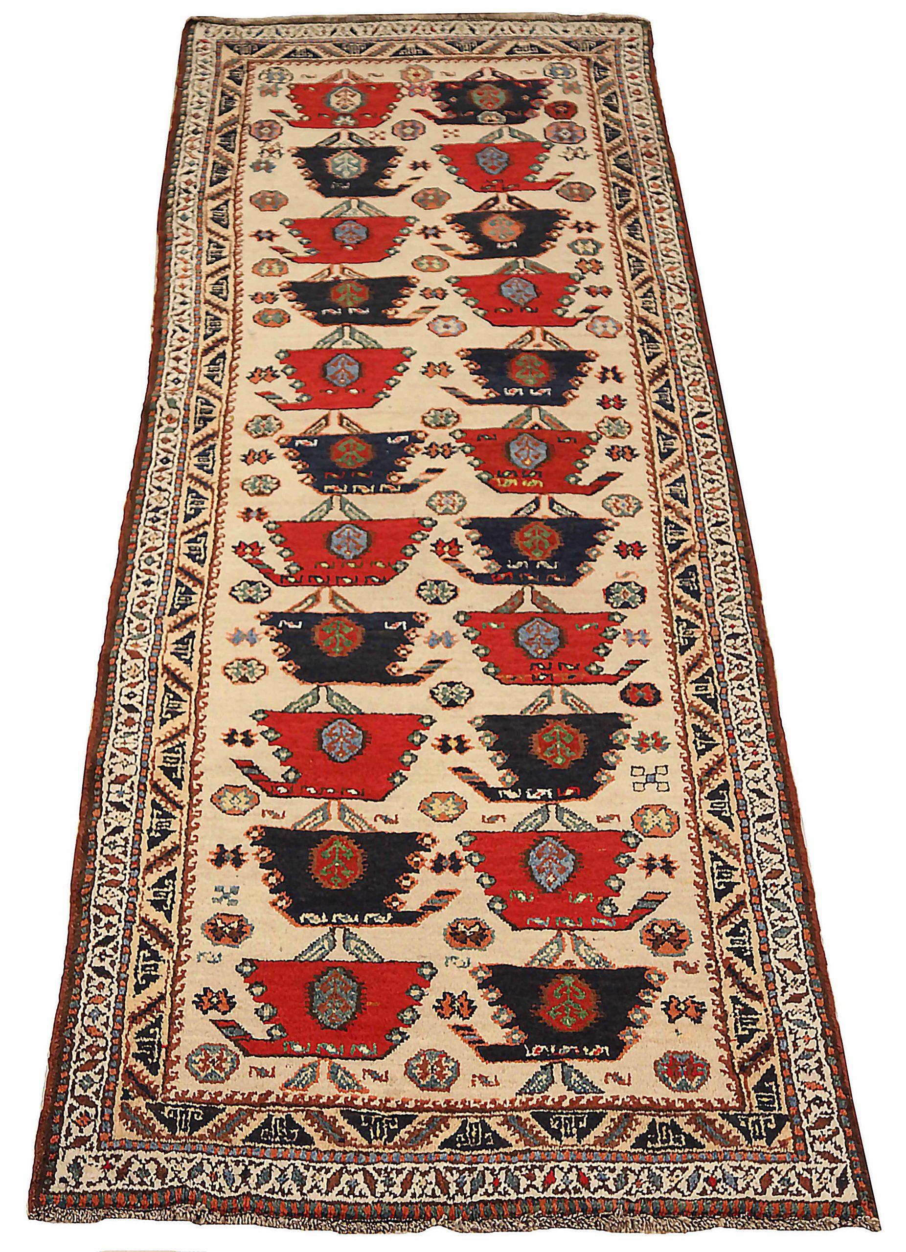 Descubre la elegancia de la alfombra persa Sarab de Circa 1880. Diseñado con Lana y NegroMarfilRojo, este diseño exclusivo es perfecto para realzar tu espacio.