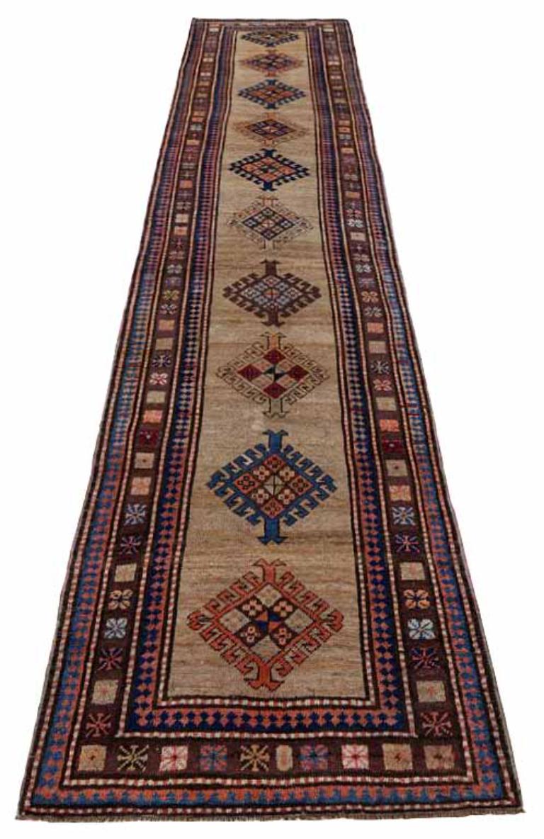Entdecken Sie die Eleganz des persischen Sarab mit dem Läufer von CIRCA 1880. Dieses exklusive Design aus Wolle und BlueIvoryPink ist perfekt, um Ihren Raum zu verschönern.