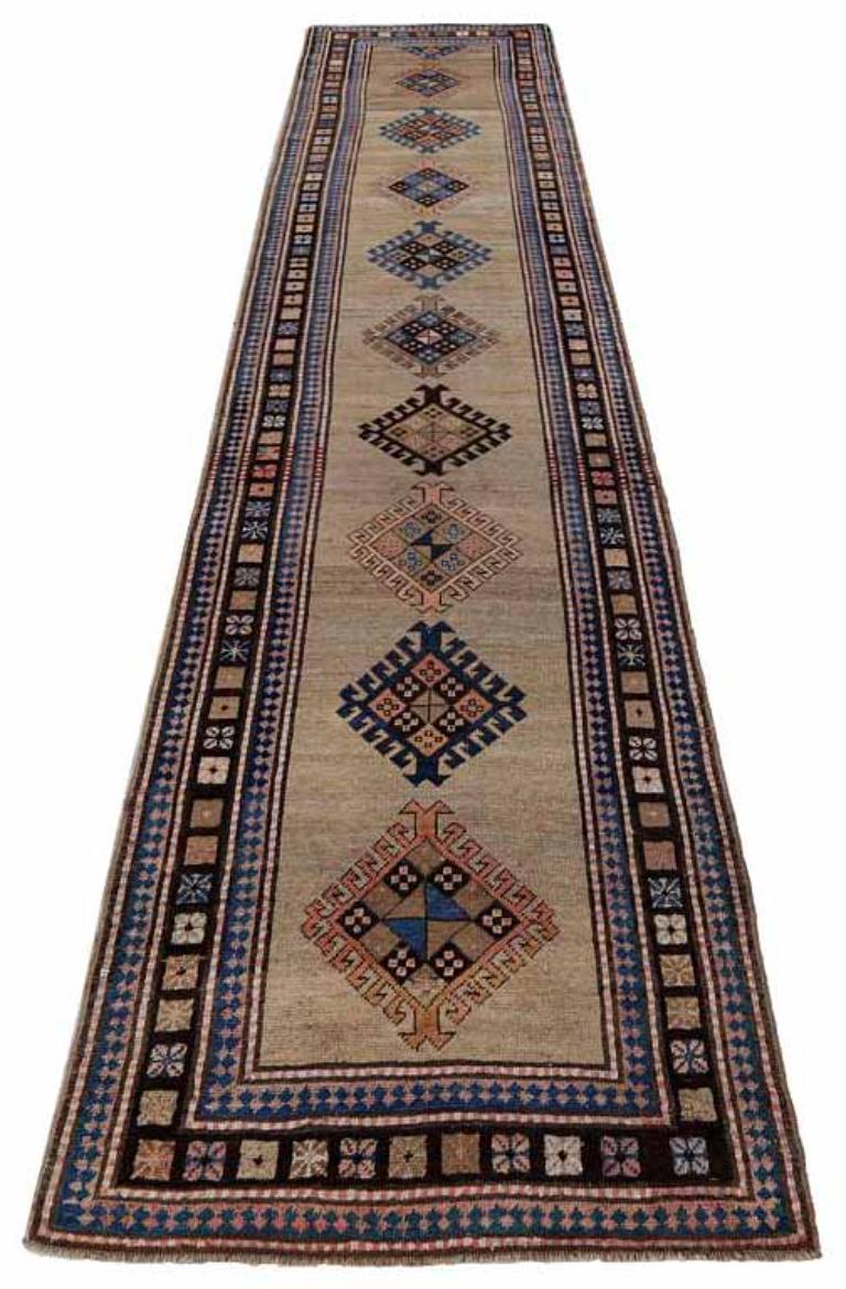 Entdecken Sie die Eleganz des persischen Sarab mit dem Läufer von CIRCA 1880. Dieses exklusive Design aus Wolle und BlueIvoryPink ist perfekt, um Ihren Raum zu verschönern.