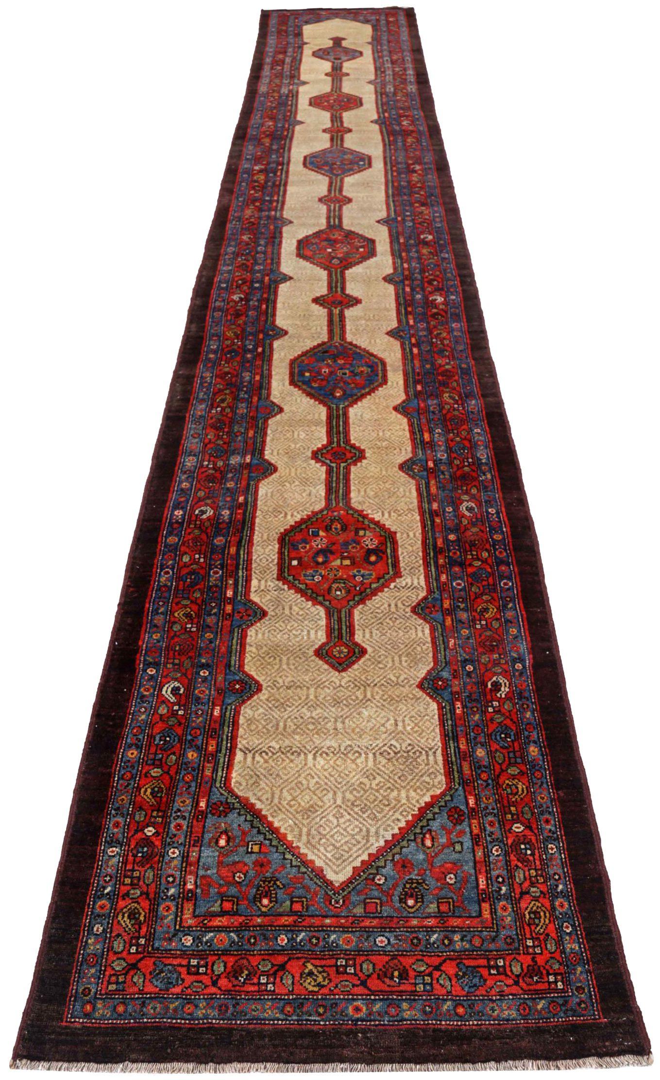 Entdecken Sie die Eleganz des persischen Sarab mit dem Läufer von CIRCA 1880. Dieses exklusive Design aus Wolle und Blau-Elfenbein-Rot ist perfekt, um Ihren Raum zu verschönern.