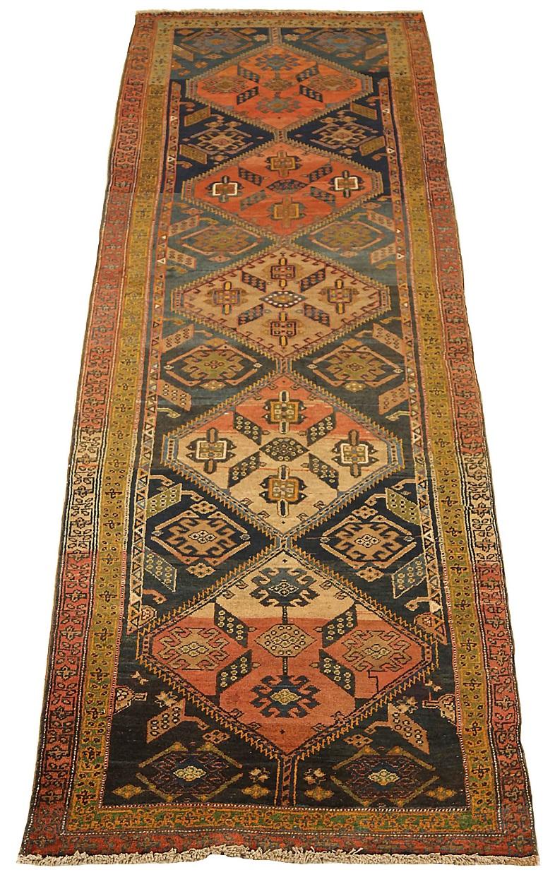 Entdecken Sie die Eleganz des persischen Sarab mit dem Läufer von CIRCA 1880. Dieses exklusive Design aus Wolle und BlauRotGelb ist perfekt, um Ihren Raum zu verschönern.
