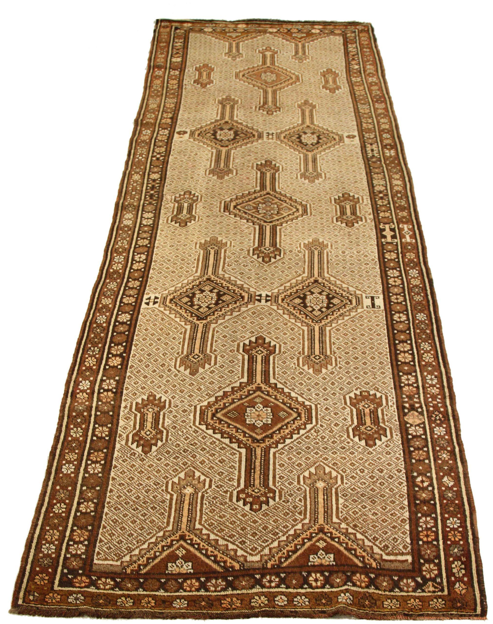 Entdecken Sie die Eleganz des persischen Sarab mit dem Läufer von CIRCA 1880. Dieses exklusive Design aus Wolle und Braun-Elfenbein ist perfekt, um Ihren Raum zu verschönern.