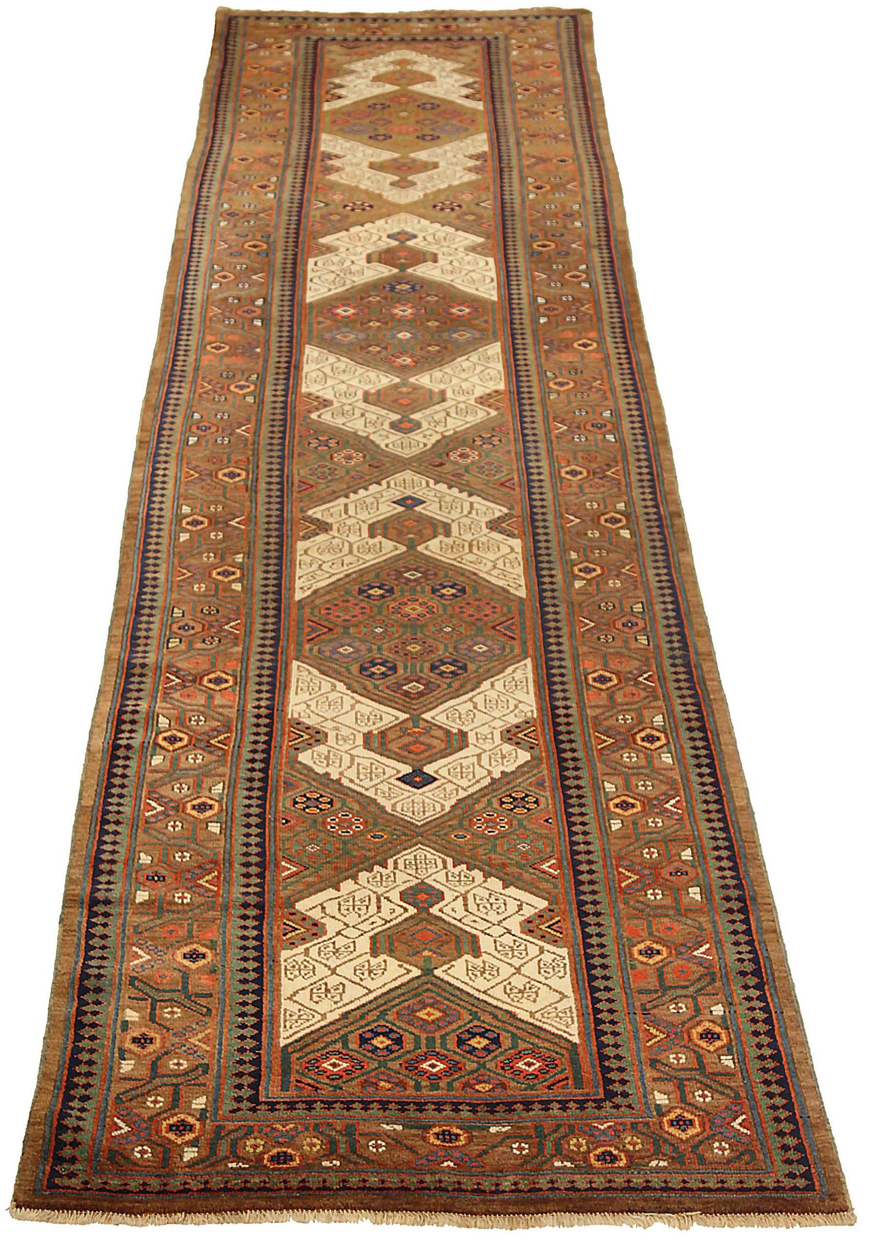 Entdecken Sie die Eleganz des persischen Sarab mit dem Läufer von CIRCA 1880. Dieses exklusive Design aus Wolle und GreenIvoryRed ist perfekt, um Ihren Raum zu verschönern.