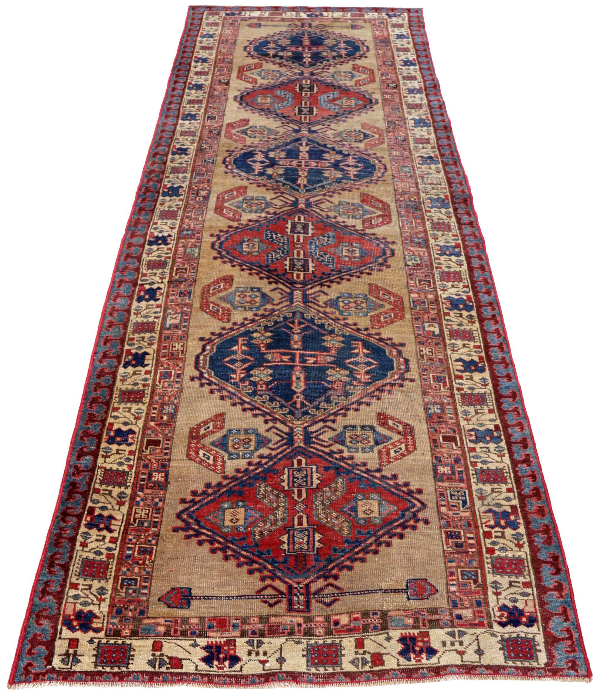 Entdecken Sie die Eleganz des persischen Sarab mit dem Läufer von CIRCA 1880. Dieses exklusive Design aus Wolle und ElfenbeinHellblauRot ist perfekt, um Ihren Raum zu verschönern.