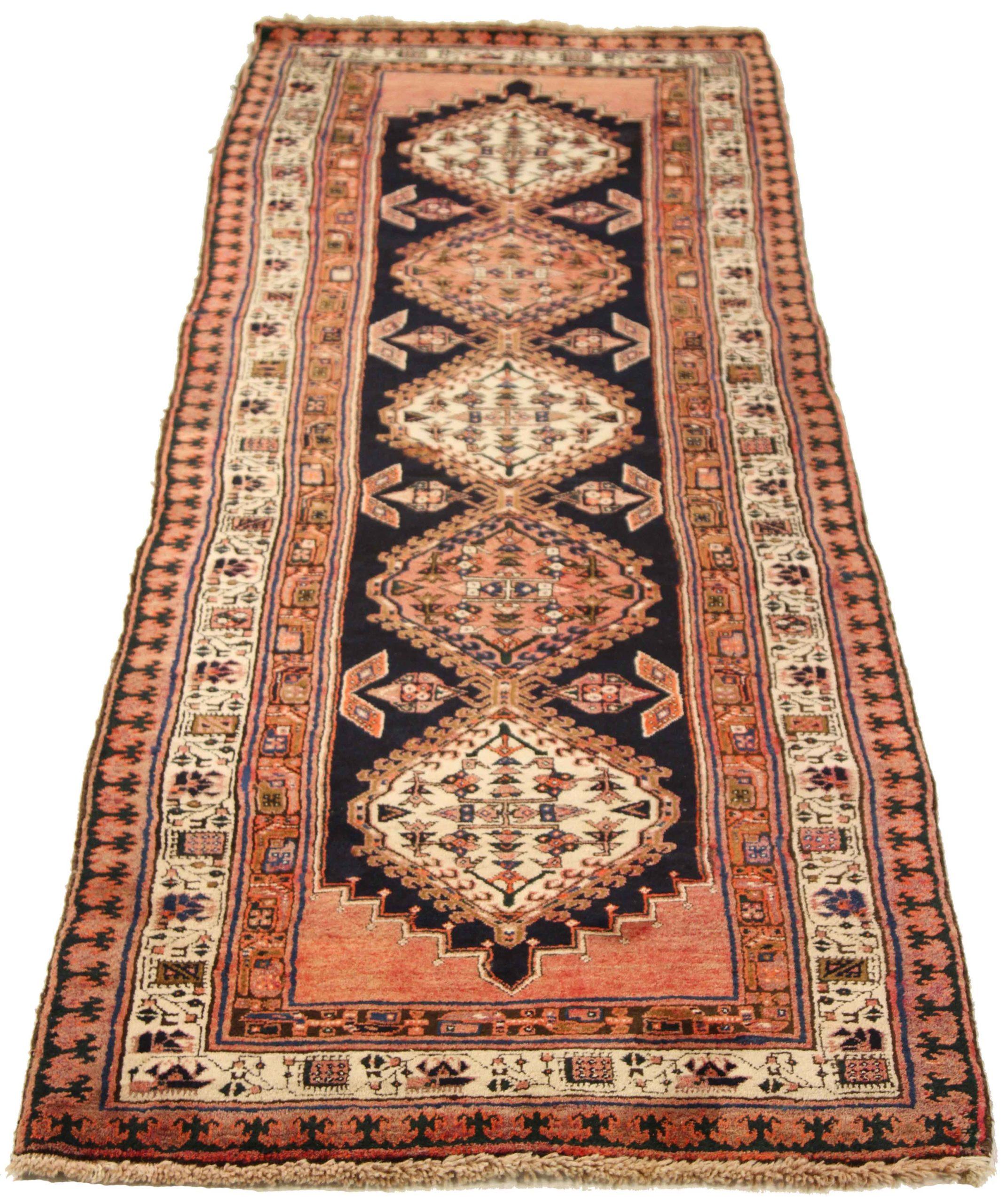 Descubre la elegancia de la alfombra persa Sarab de Circa 1880. Diseñado con lana y colores marfil, azul marino y rosa, este diseño exclusivo es perfecto para realzar tu espacio.