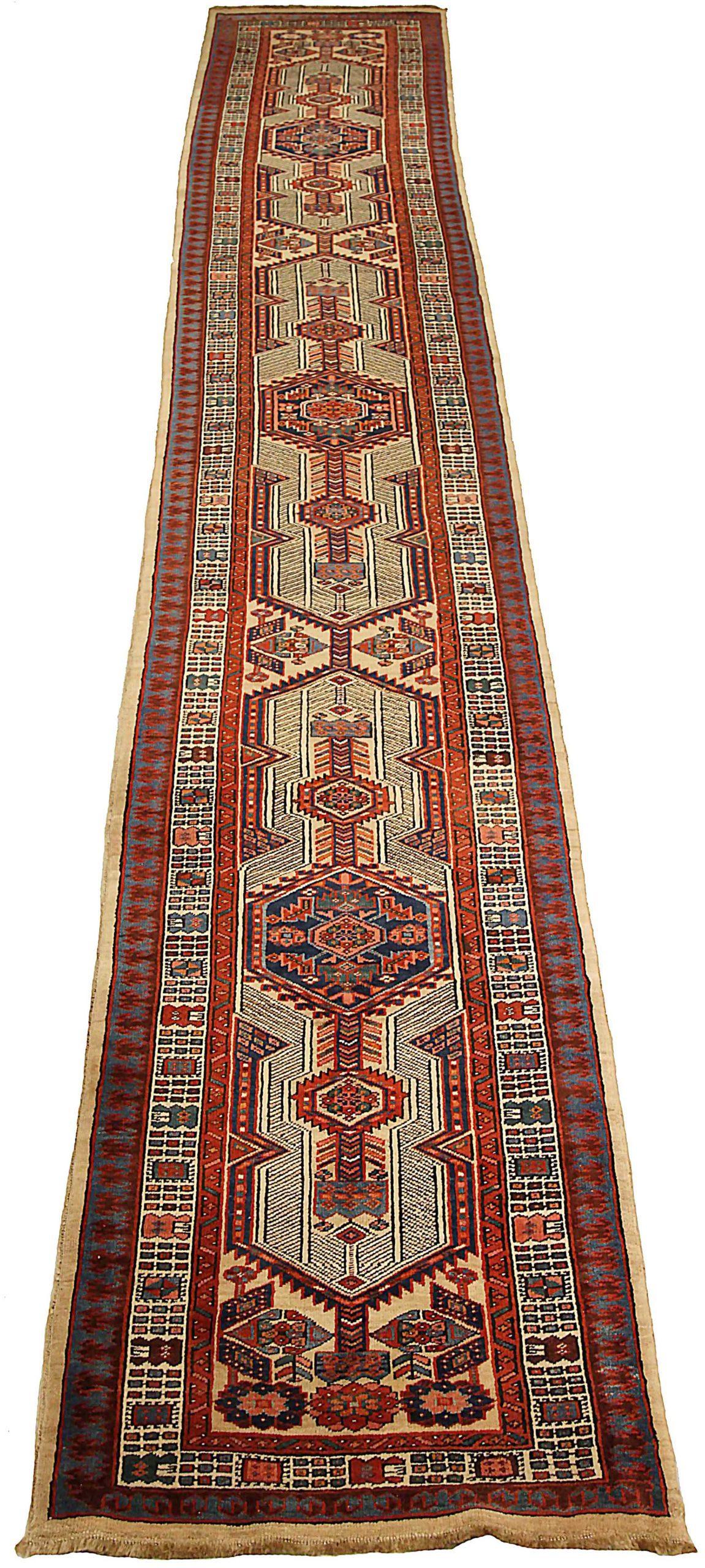 Découvrez l'élégance du tapis persan Sarab, qui présente un chemin de roulement, datant de 1880. Conçu avec de la laine et de l'ivoire bleu marine, ce design exclusif est parfait pour mettre en valeur votre espace.
