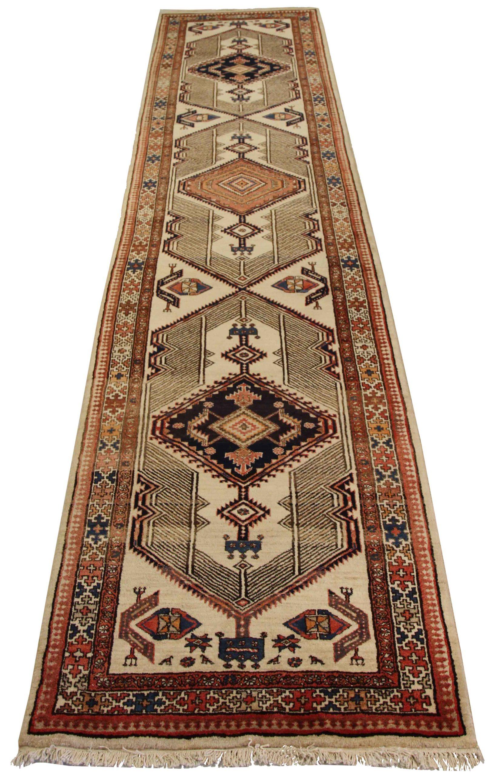 Scopri l'eleganza del tappeto persiano Sarab con caratteristiche Runner, risalente al 1880. Progettato con lana e avorio e blu-rosso, questo design esclusivo è perfetto per valorizzare il tuo spazio.