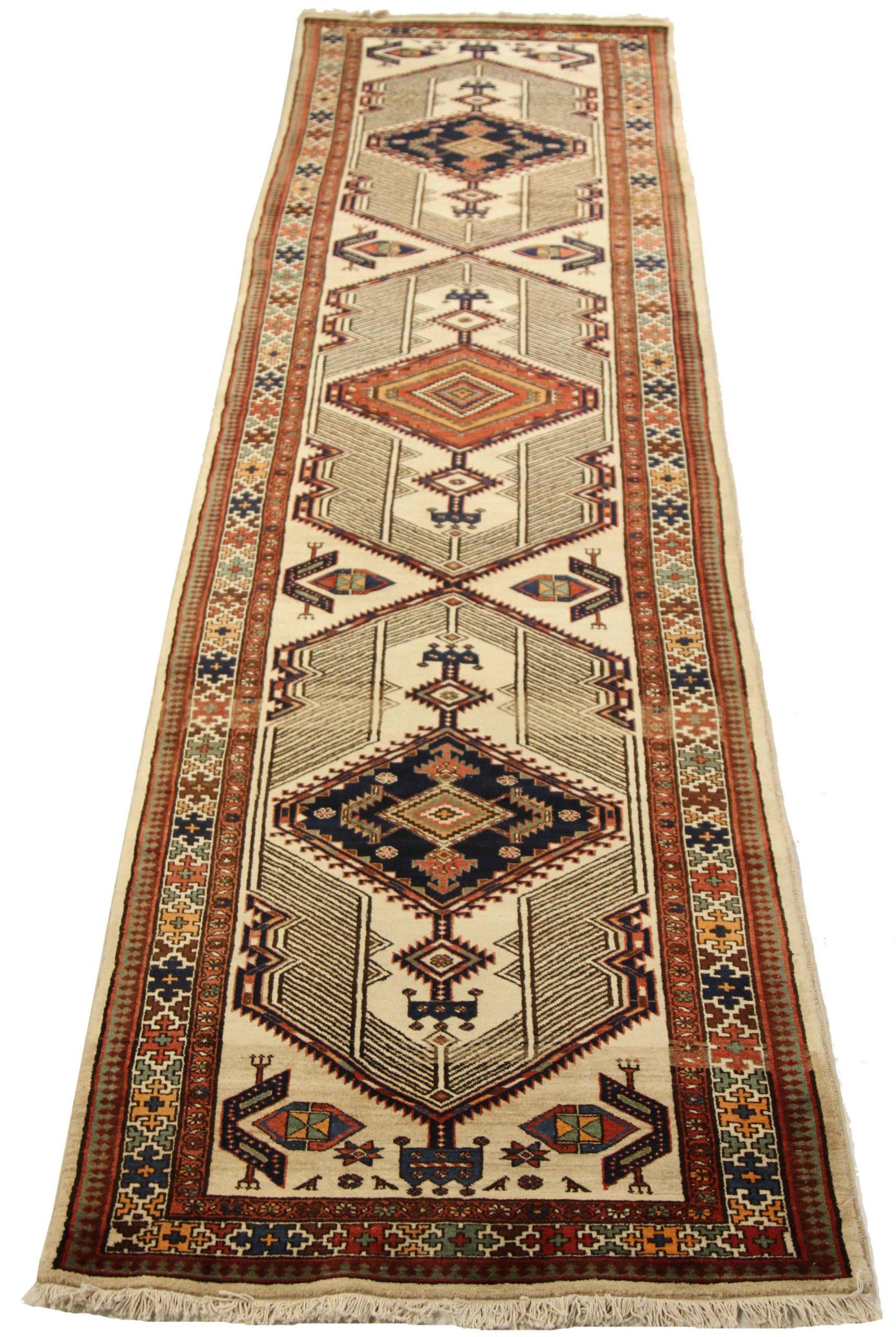 Entdecken Sie die Eleganz des persischen Sarab mit dem Läufer von CIRCA 1880. Dieses exklusive Design aus Wolle und ElfenbeinMarineblauRot ist perfekt, um Ihren Raum zu verschönern.