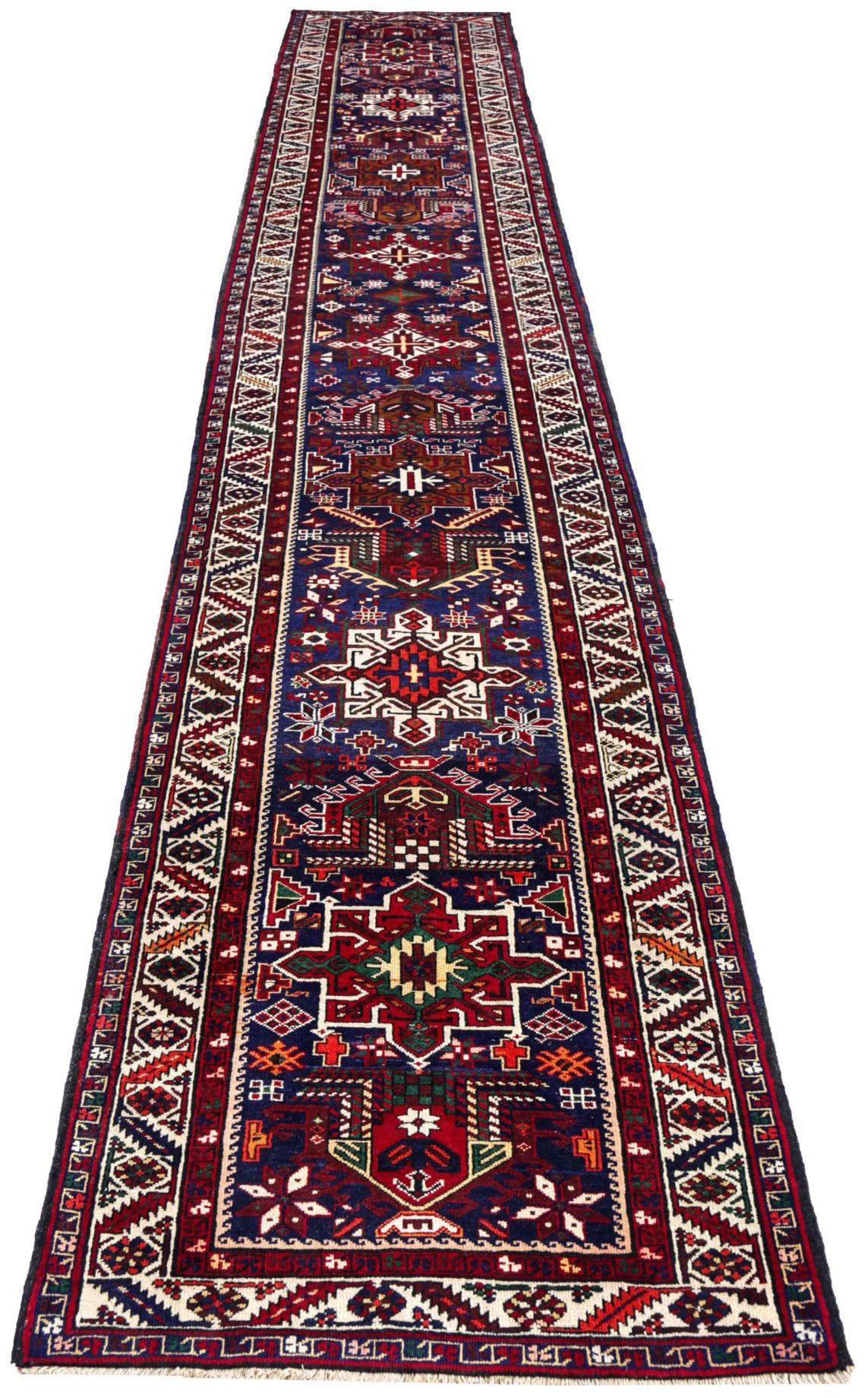Entdecken Sie die Eleganz des persischen Sarab mit dem Läufer von CIRCA 1880. Dieses exklusive Design aus Wolle und ElfenbeinMarineblauRot ist perfekt, um Ihren Raum zu verschönern.