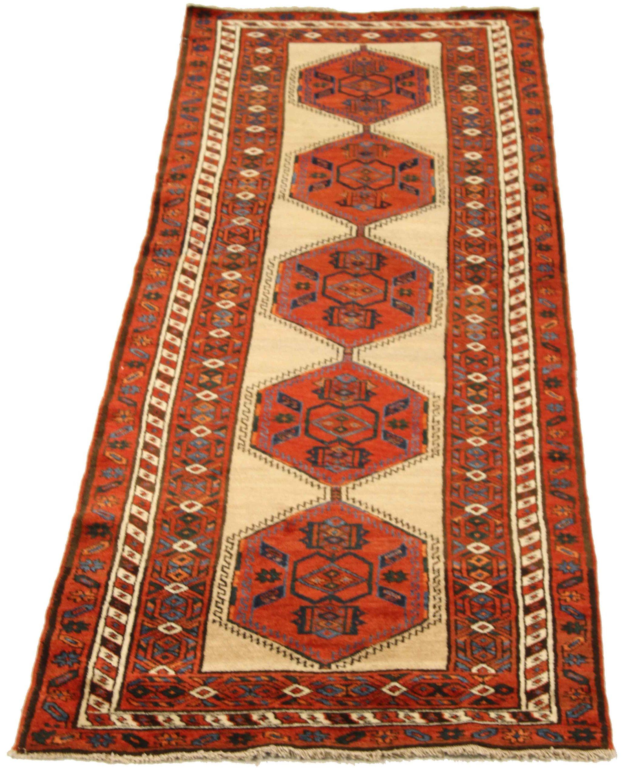 Entdecken Sie die Eleganz des persischen Sarab mit dem Läufer von CIRCA 1880. Dieses exklusive Design aus Wolle und Elfenbeinrot ist perfekt, um Ihren Raum zu verschönern.