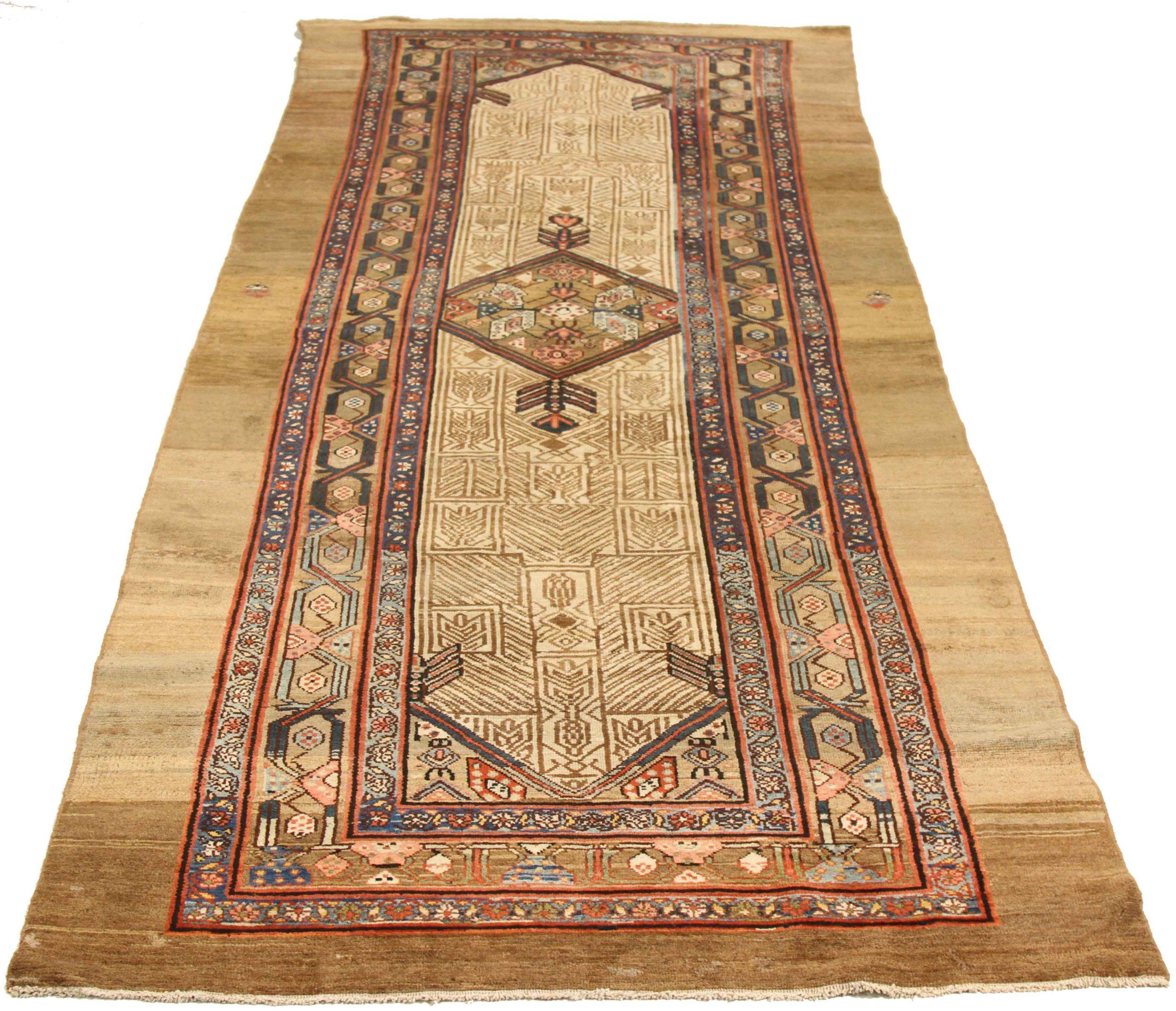 Entdecken Sie die Eleganz des persischen Sarab mit dem Läufer von CIRCA 1880. Dieses exklusive Design aus Wolle und IvoryTaupe ist perfekt, um Ihren Raum zu verschönern.