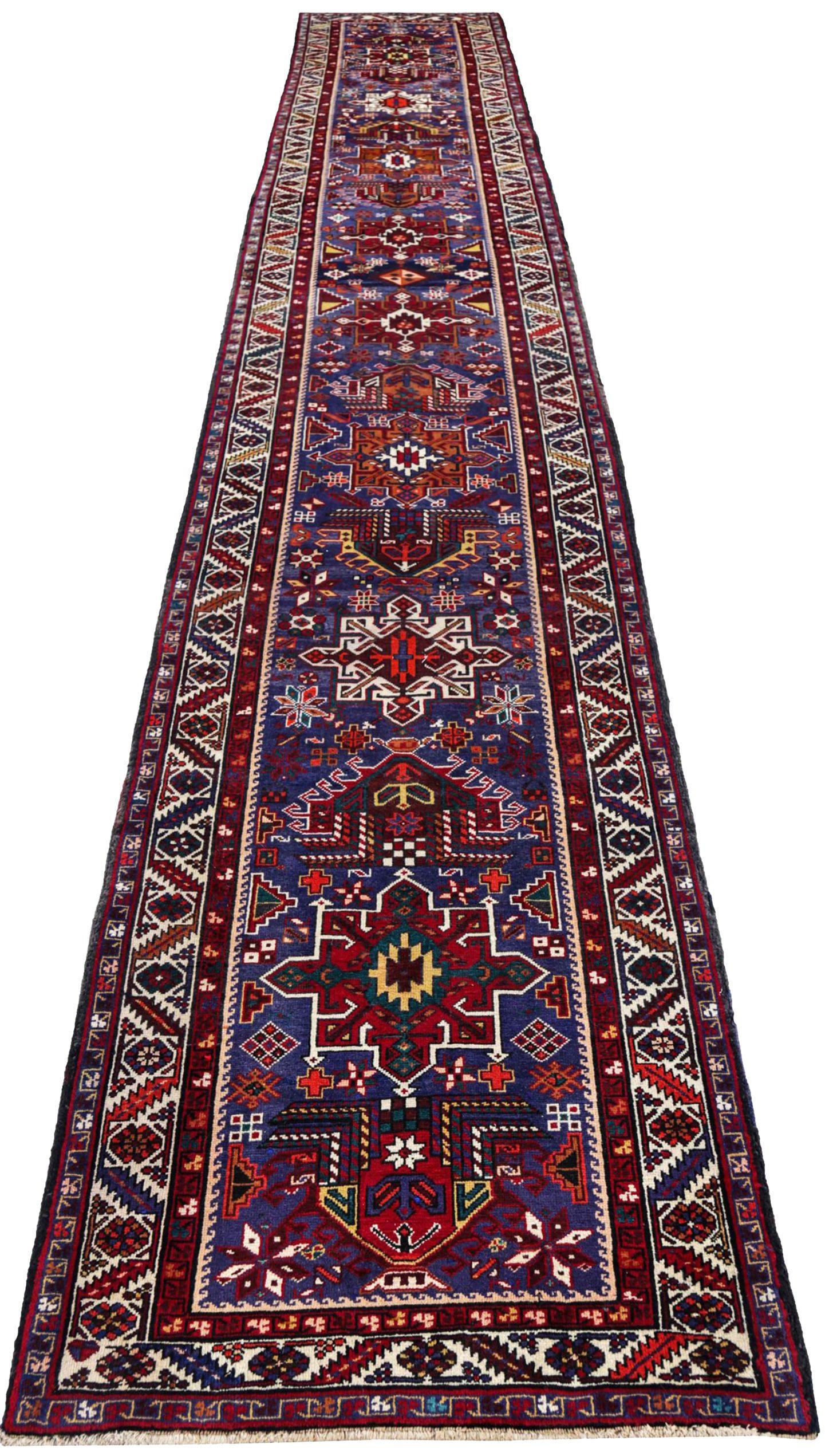 Entdecken Sie die Eleganz des persischen Sarab mit dem Läufer von CIRCA 1910. Dieses exklusive Design aus Wolle und Blau-Elfenbein-Rot-Gelb ist perfekt, um Ihren Raum zu verschönern.