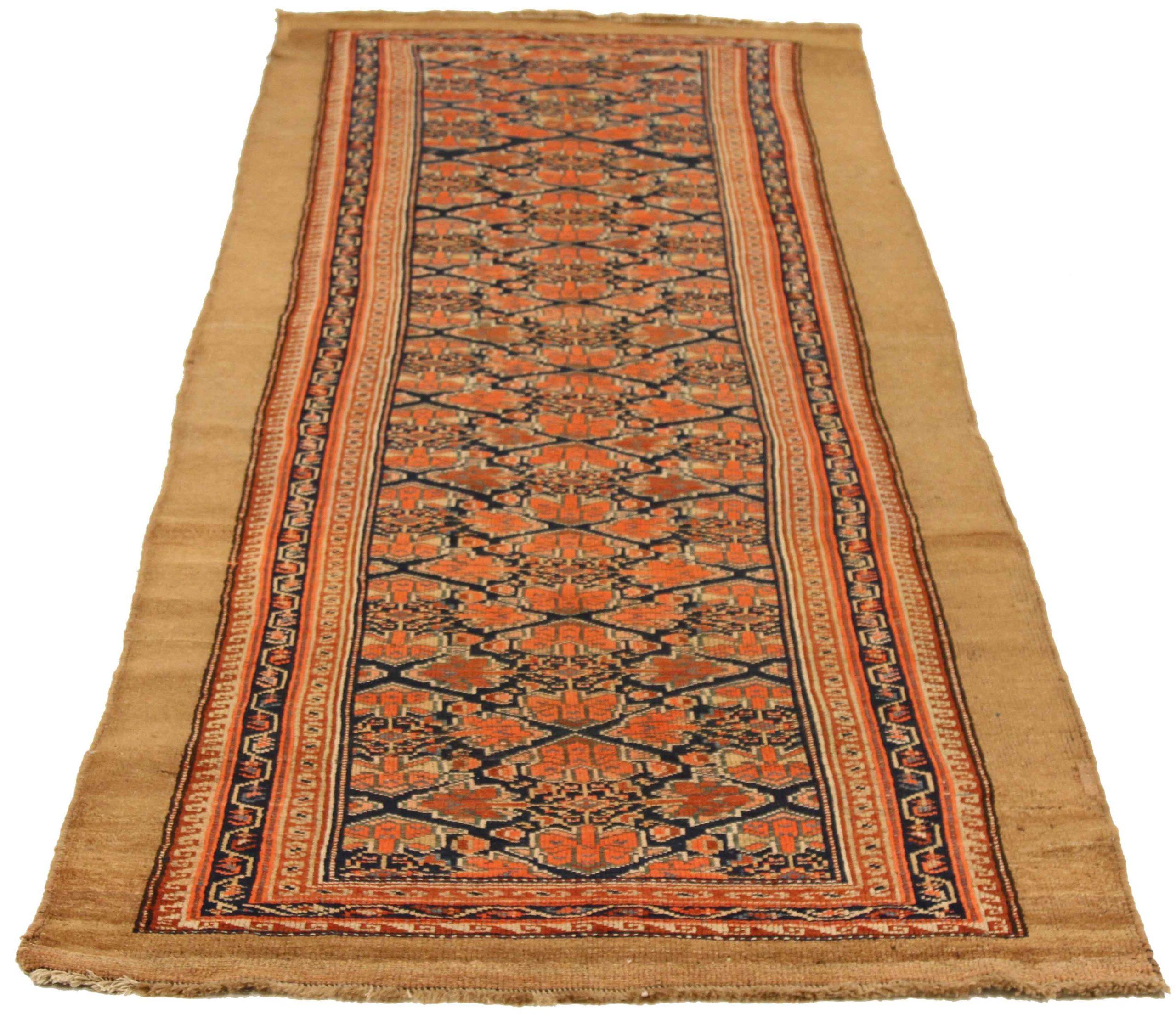 Scopri l'eleganza del tappeto persiano Sarab. Progettato con una meticolosa attenzione ai dettagli, questo design esclusivo è perfetto per valorizzare il tuo spazio.