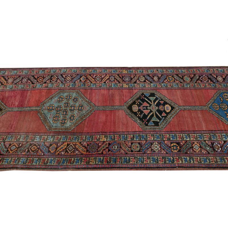 Scopri l'eleganza del tappeto persiano Sarab con caratteristiche Runner, risalente al 1910. Progettato con lana e BlackBlueRed, questo design esclusivo è perfetto per valorizzare il tuo spazio.