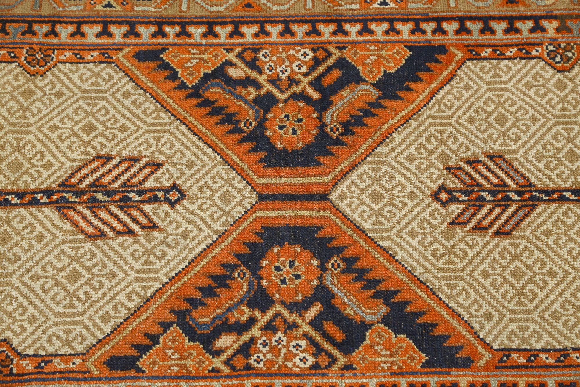 Entdecken Sie die Eleganz des persischen Sarab mit dem Läufer von CIRCA 1910. Dieses exklusive Design aus Wolle und BlackBrownIvoryRedTaupe ist perfekt, um Ihren Raum zu verschönern.