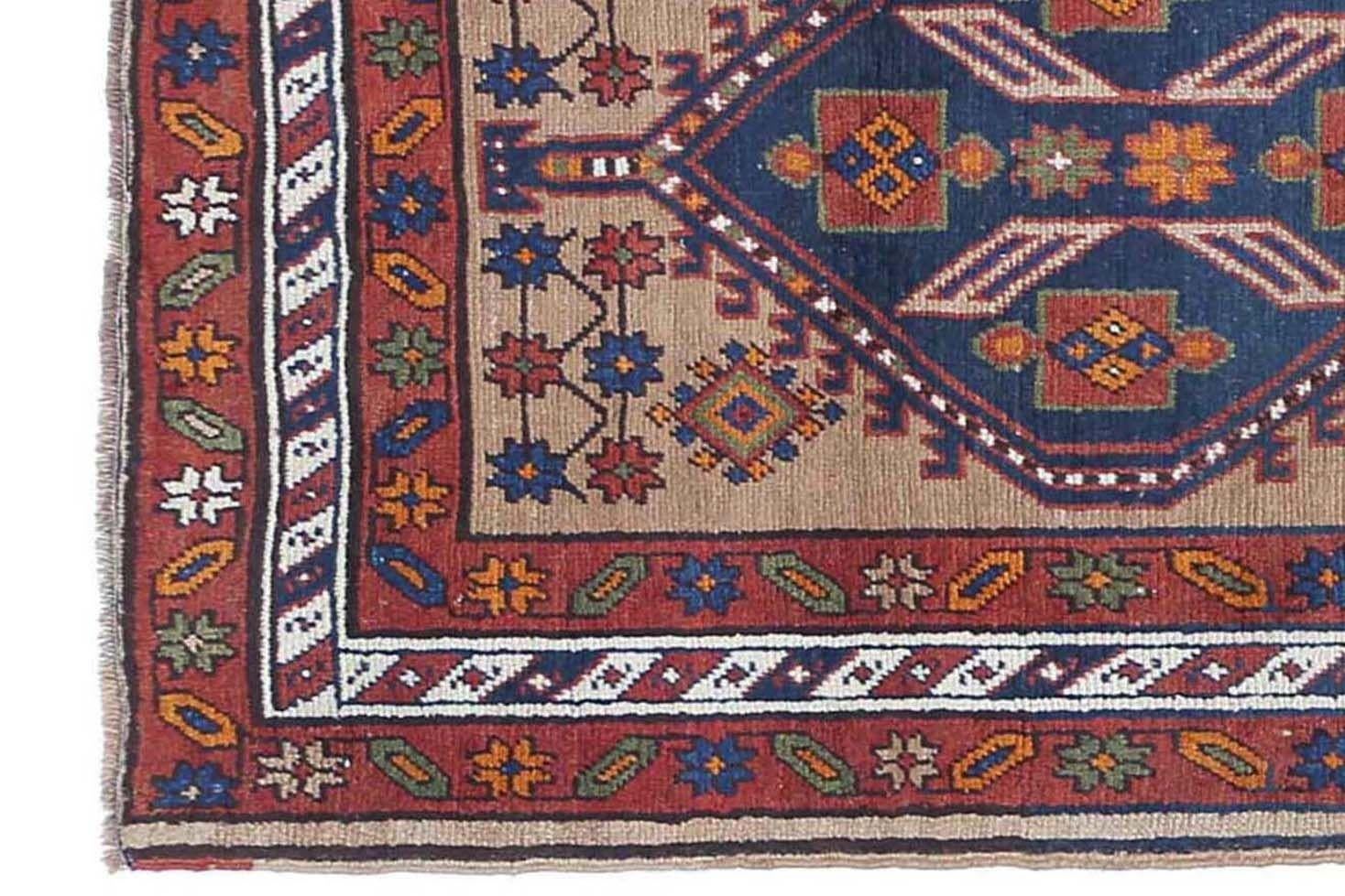 Entdecken Sie die Eleganz des persischen Sarab mit dem Läufer von CIRCA 1910. Dieses exklusive Design aus Wolle und Blau-Elfenbein eignet sich perfekt, um Ihren Raum zu verschönern.