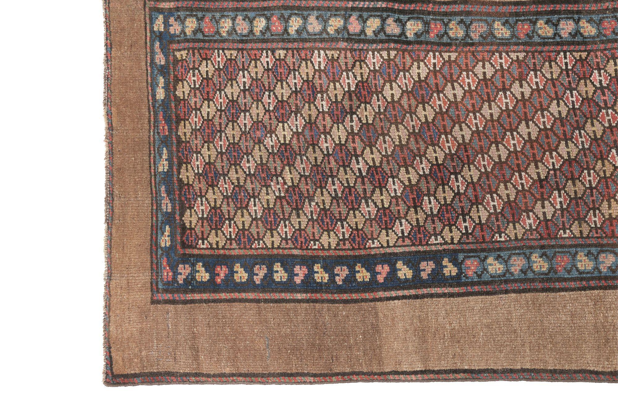 Entdecken Sie die Eleganz des persischen Sarab mit dem Läufer von CIRCA 1910. Dieses exklusive Design aus Wolle und BlauElfenbeinRotTaupe ist perfekt, um Ihren Raum zu verschönern.