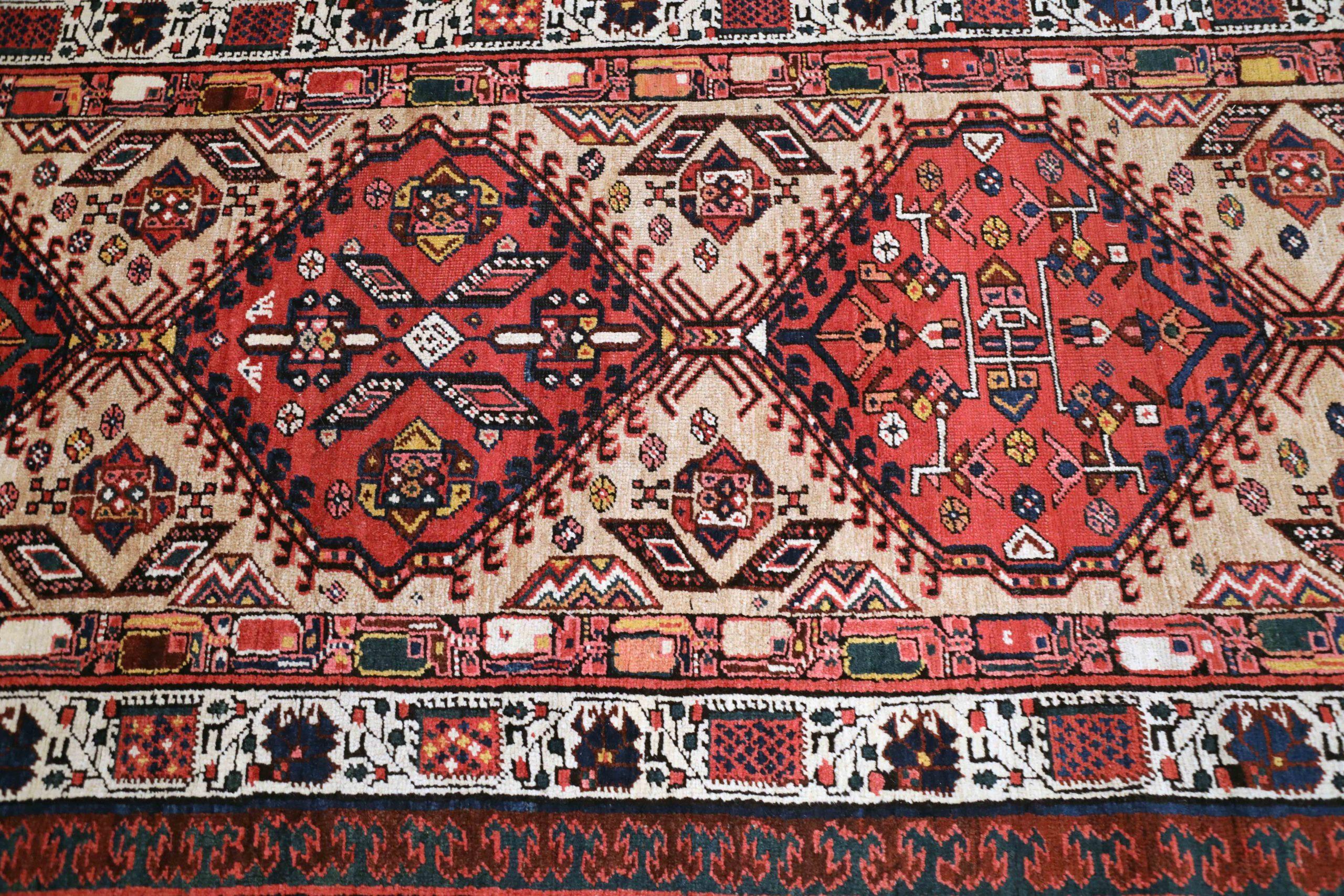 Entdecken Sie die Eleganz des persischen Sarab mit dem Läufer von CIRCA 1910. Dieses exklusive Design aus Wolle und Elfenbeinrot ist perfekt, um Ihren Raum zu verschönern.