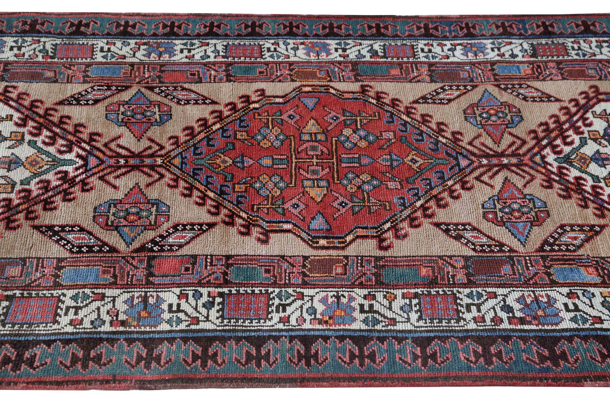 Scopri l'eleganza del tappeto persiano Sarab con caratteristiche Runner, risalente al 1910. Progettato con lana e IvoryRedTaupe, questo design esclusivo è perfetto per valorizzare il tuo spazio.