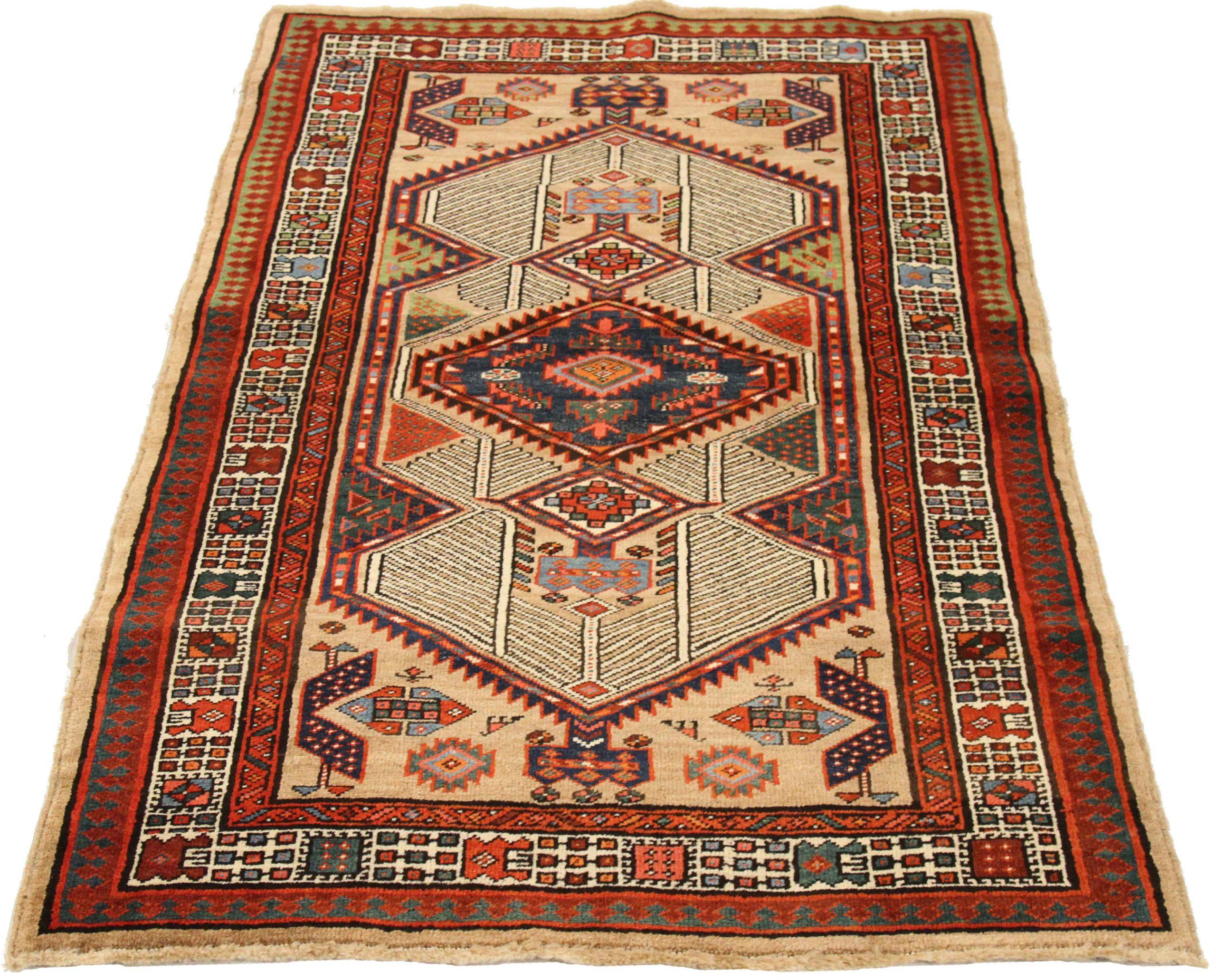 Découvrez l'élégance du petit tapis persan Sarab de Circa 1880. Conçu avec de la laine et de l'ivoire bleu marine, ce design exclusif est parfait pour mettre en valeur votre espace.